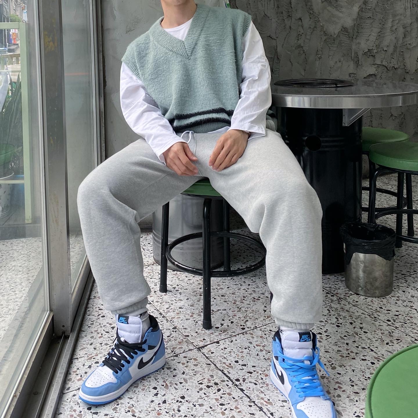 Jordan 1 Retro High OG University Blue 착용 스타일 - 1