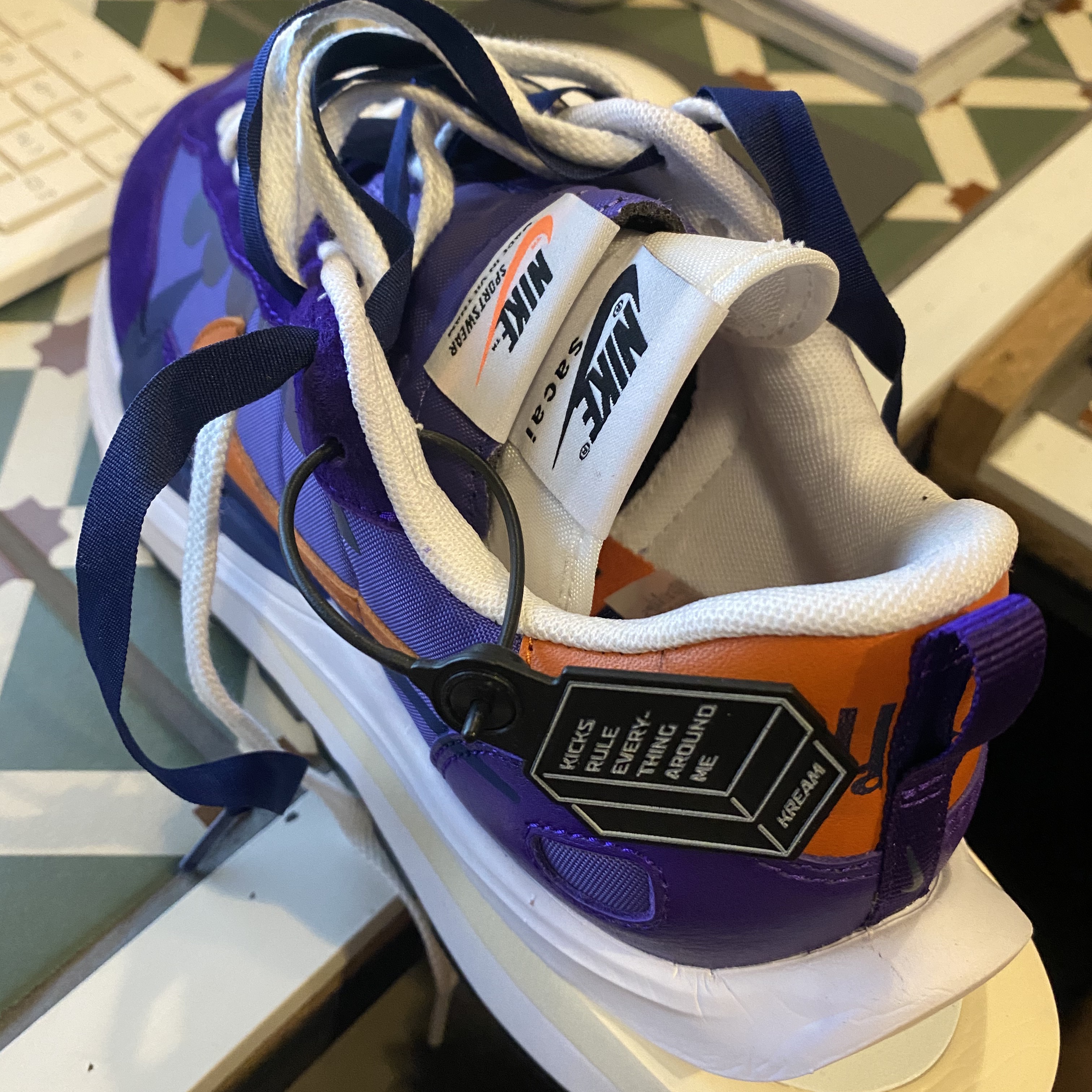 Nike x Sacai VaporWaffle Dark Iris 착용 스타일 - 2