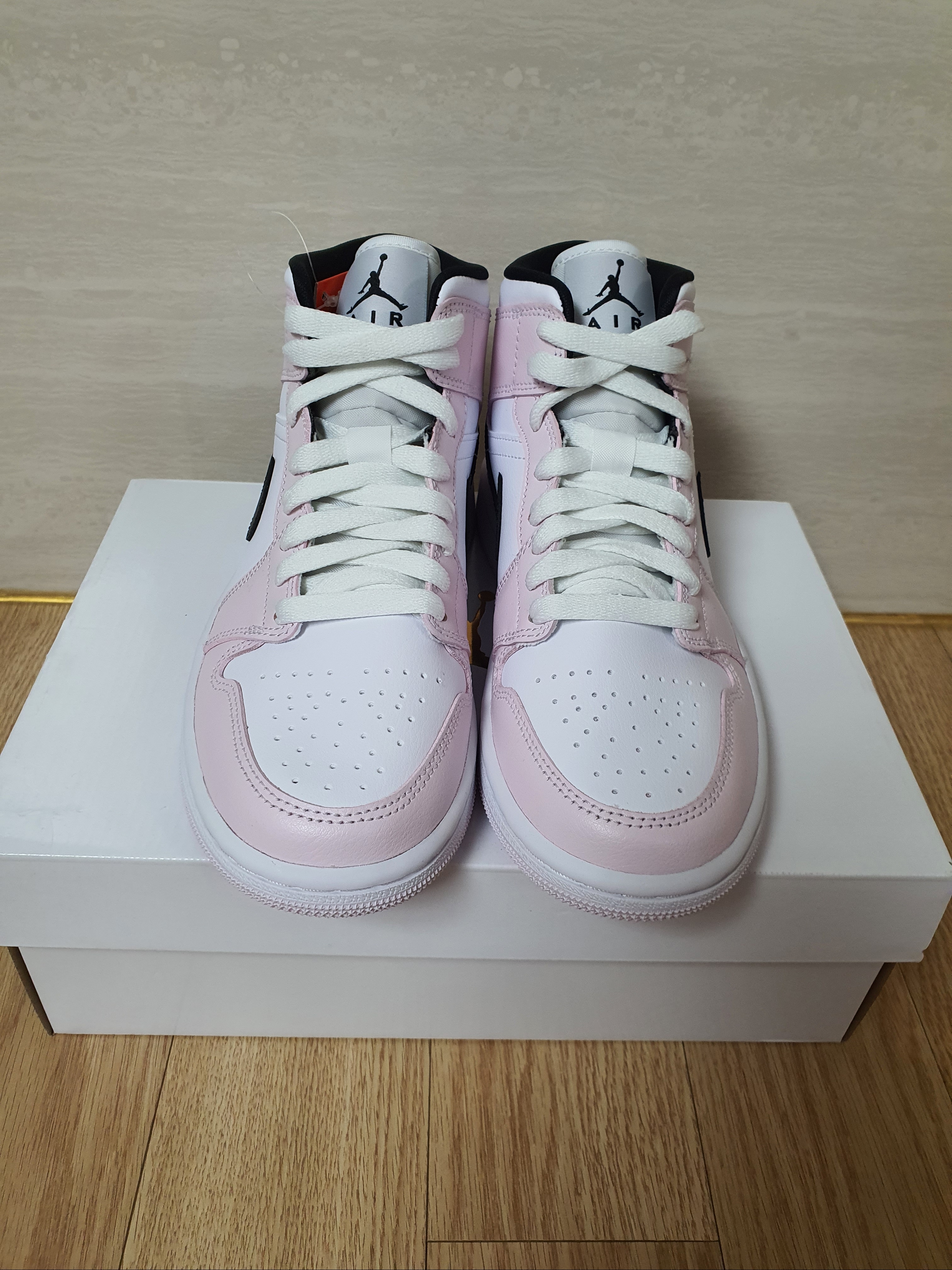 (W) Jordan 1 Mid Barely Rose 착용 스타일 - 2