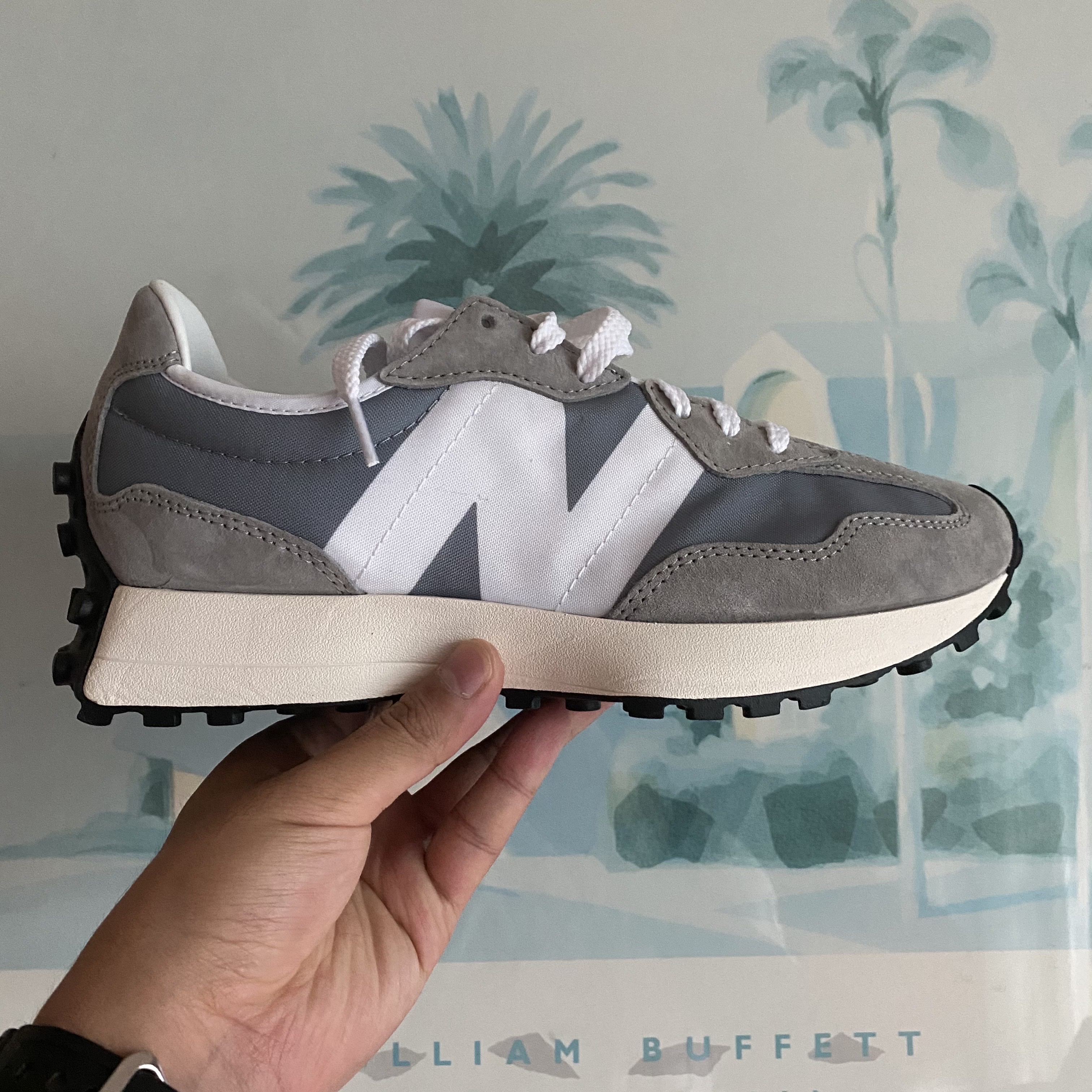 New Balance 327 Grey 착용 스타일