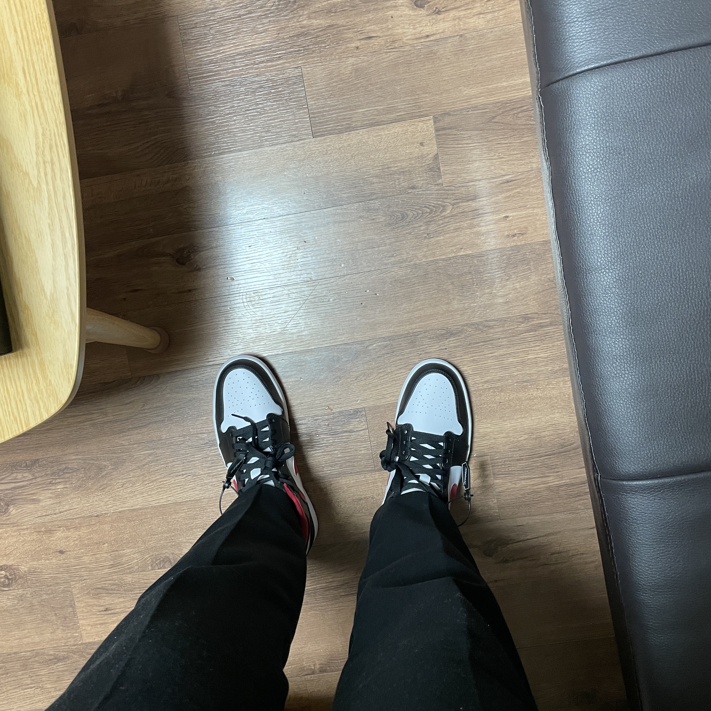 Jordan 1 Mid Gym Red Black White 착용 스타일 - 3