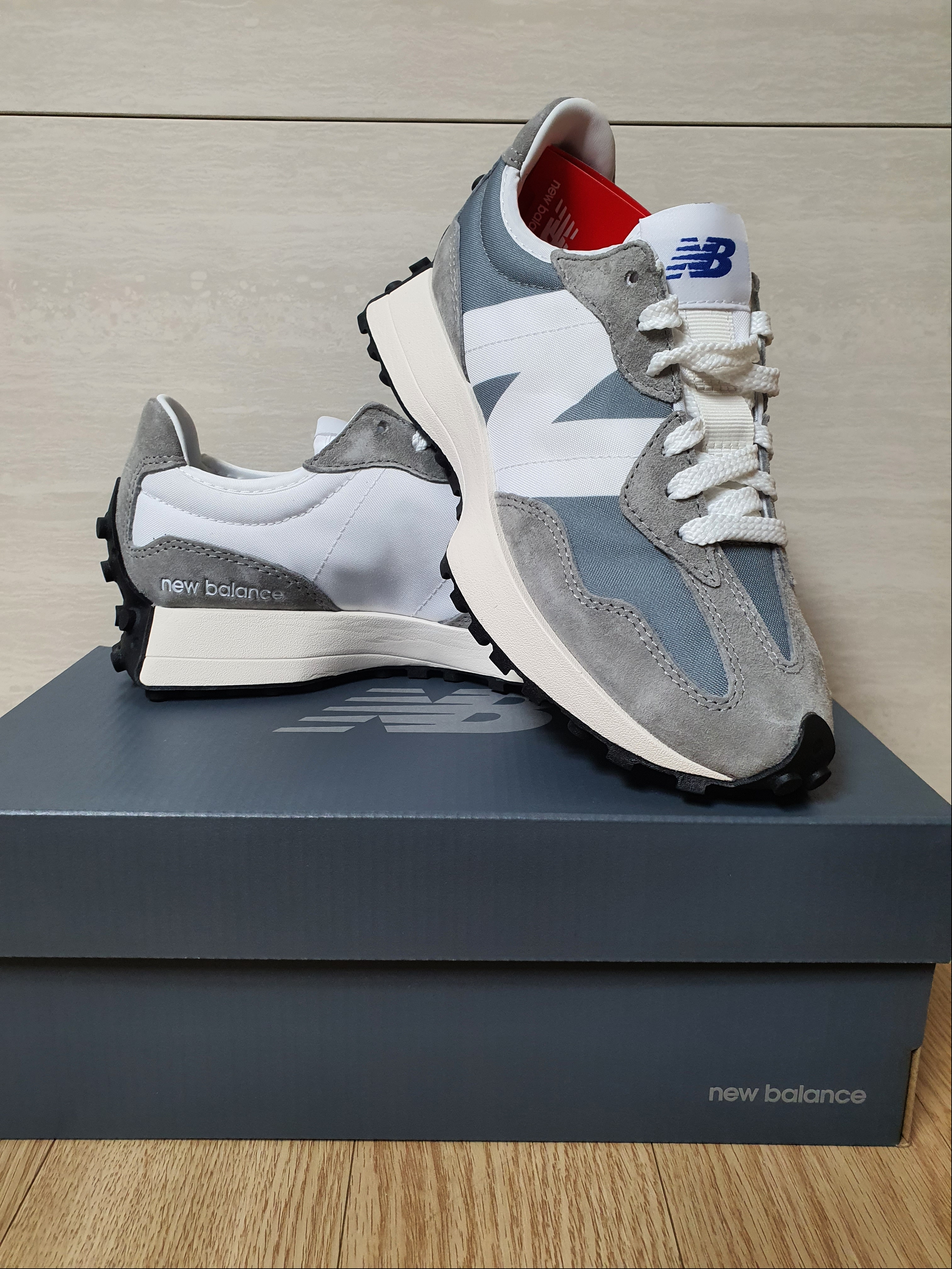 New Balance 327 Grey 착용 스타일 - 1
