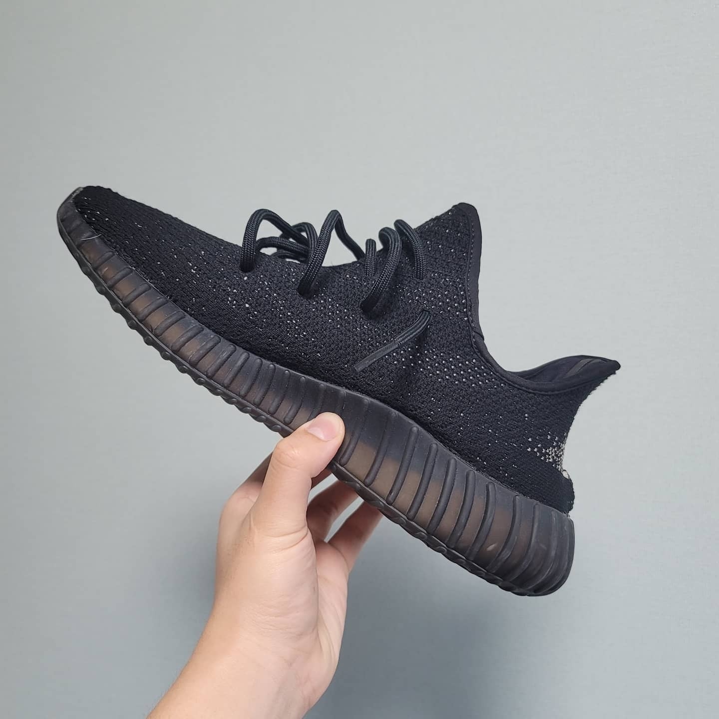 Adidas Yeezy Boost 350 V2 Core Black White 2016 착용 스타일 - 2