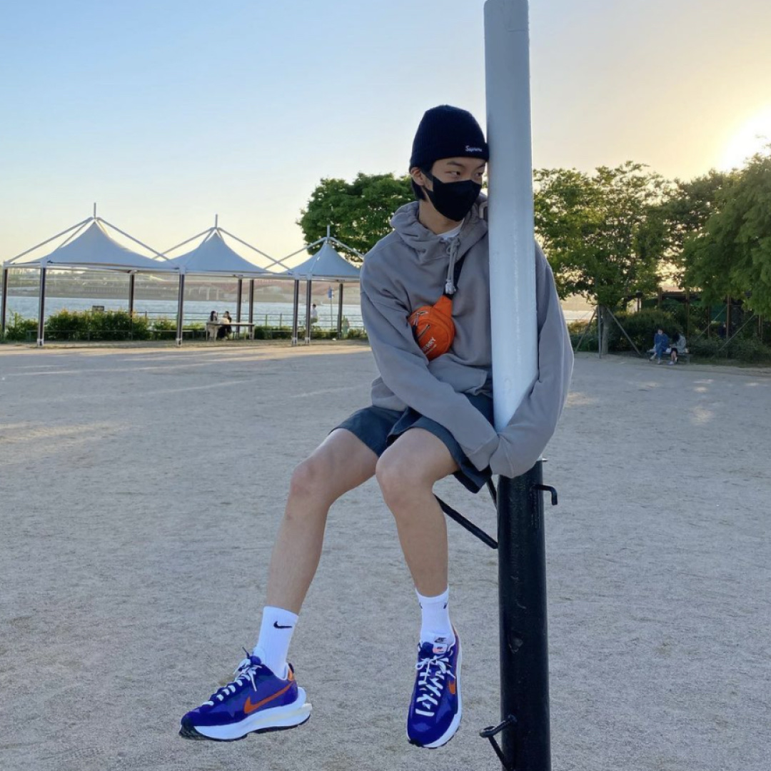 Nike x Sacai VaporWaffle Dark Iris 착용 스타일 - 2