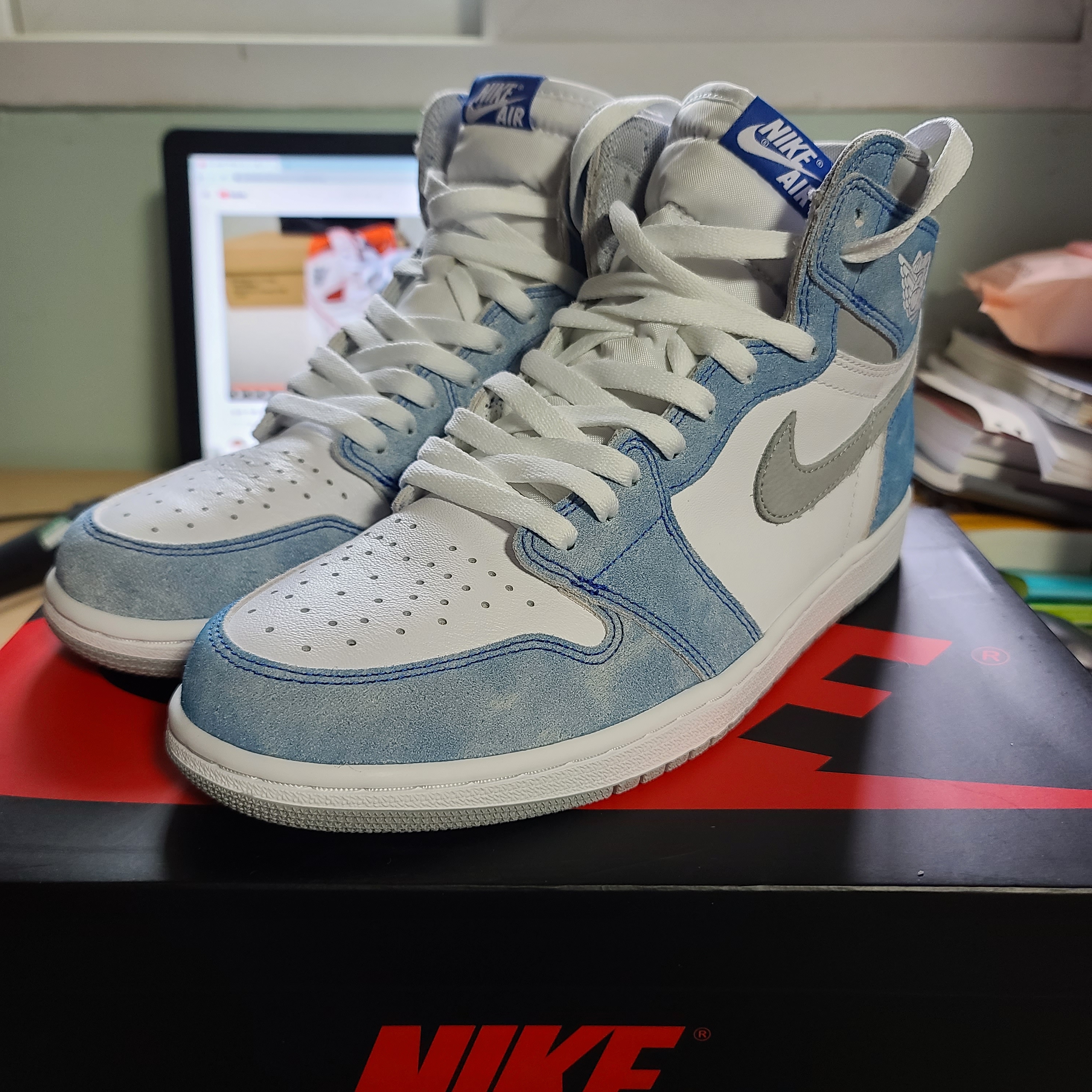 Jordan 1 Retro High OG Hyper Royal 착용 스타일 - 1
