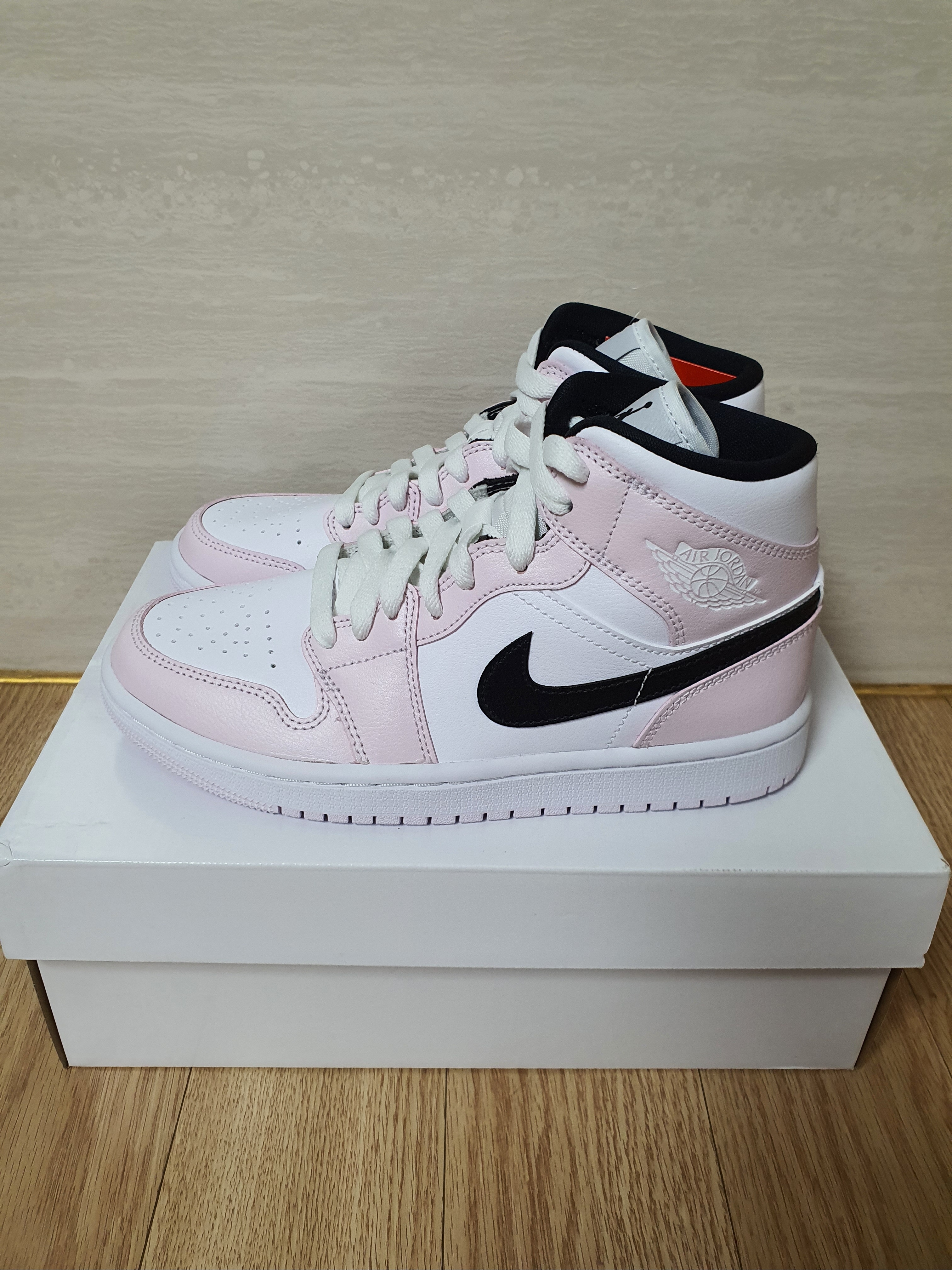 (W) Jordan 1 Mid Barely Rose 착용 스타일 - 3