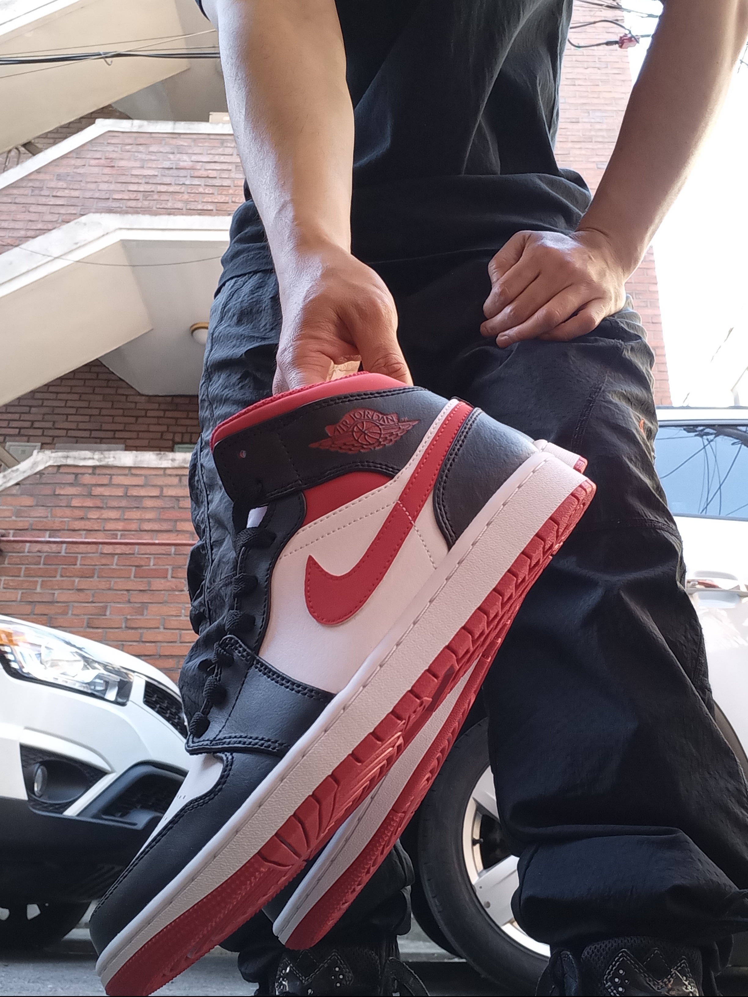 Jordan 1 Mid Gym Red Black White 착용 스타일 - 2
