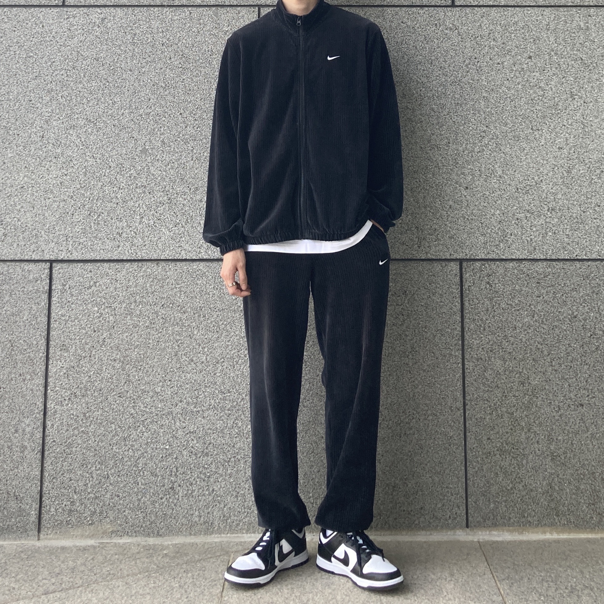 Nike Dunk Low Retro Black 착용 스타일 - 2