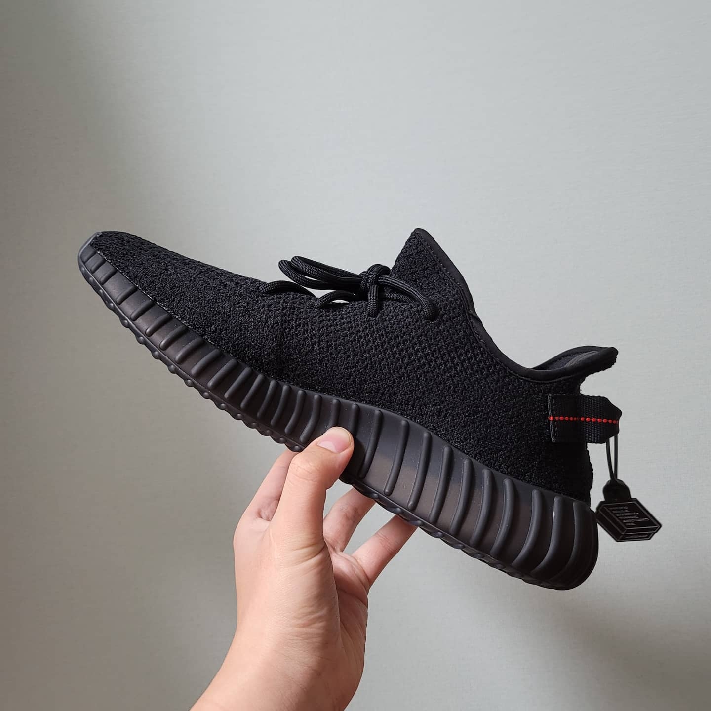 Adidas Yeezy Boost 350 V2 Black Red 2020 착용 스타일 - 2