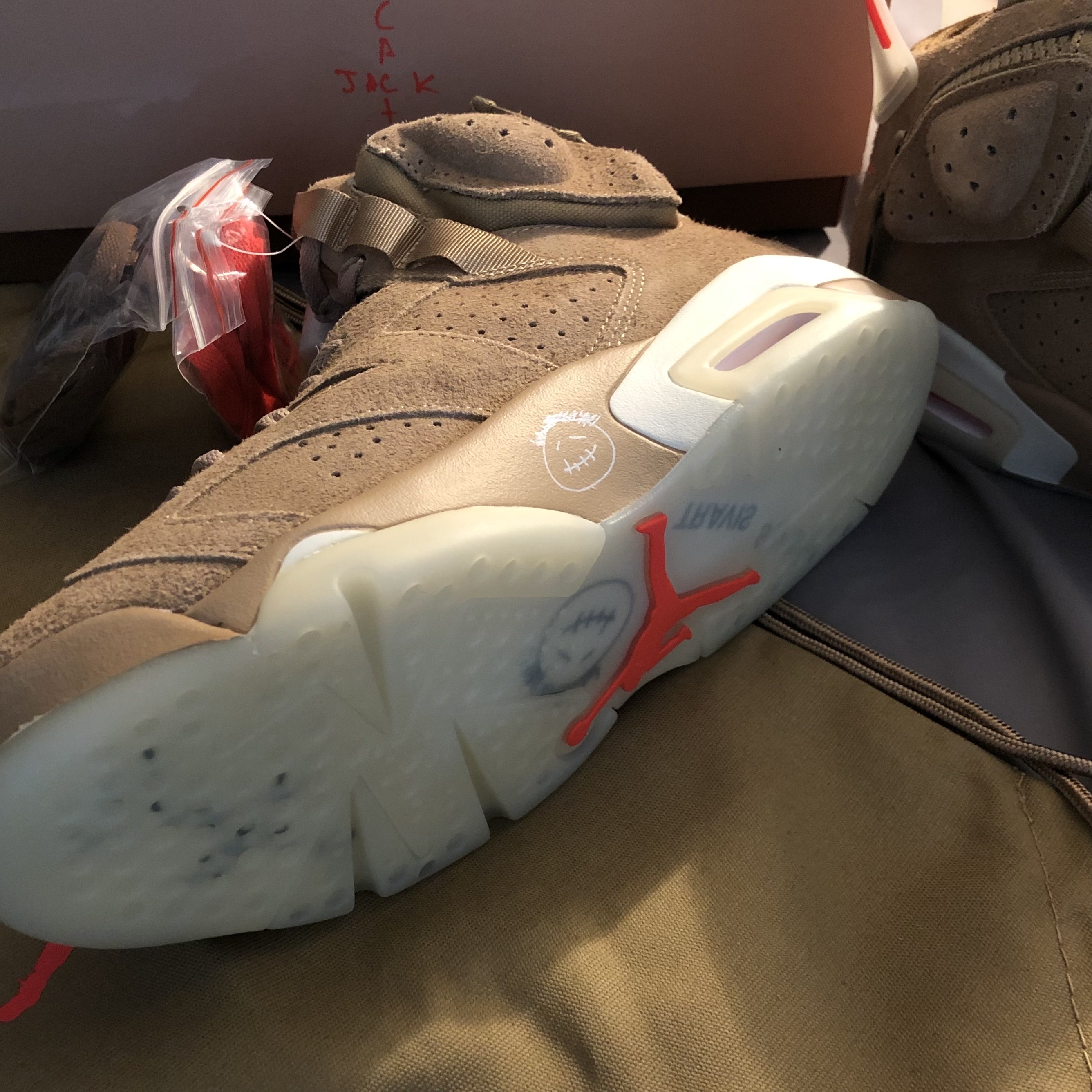 Jordan 6 x Travis Scott Retro SP British Khaki 착용 스타일 - 2