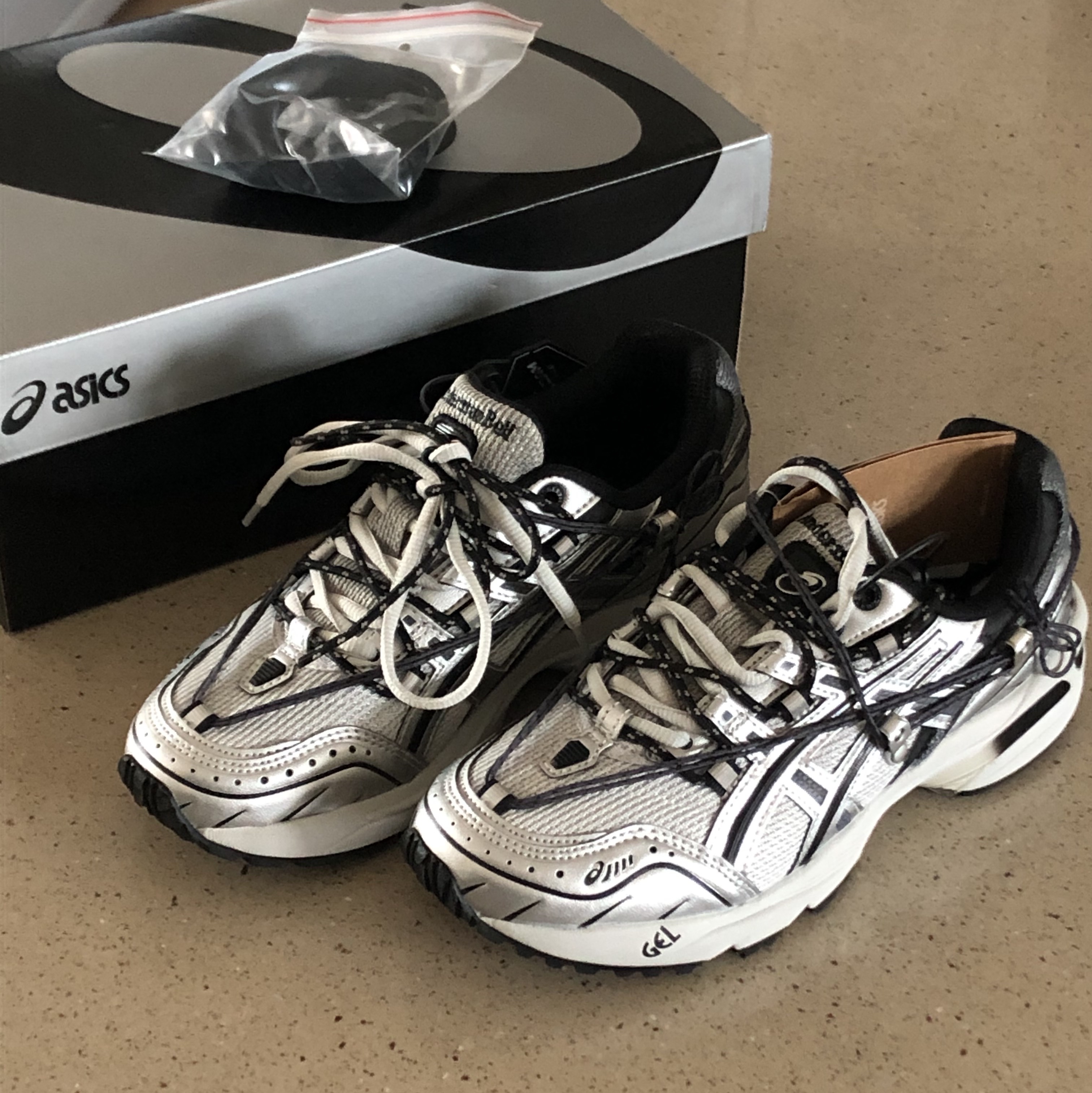 Asics x Andersson Bell Gel-1090 Glacier Grey Silver 착용 스타일 - 2