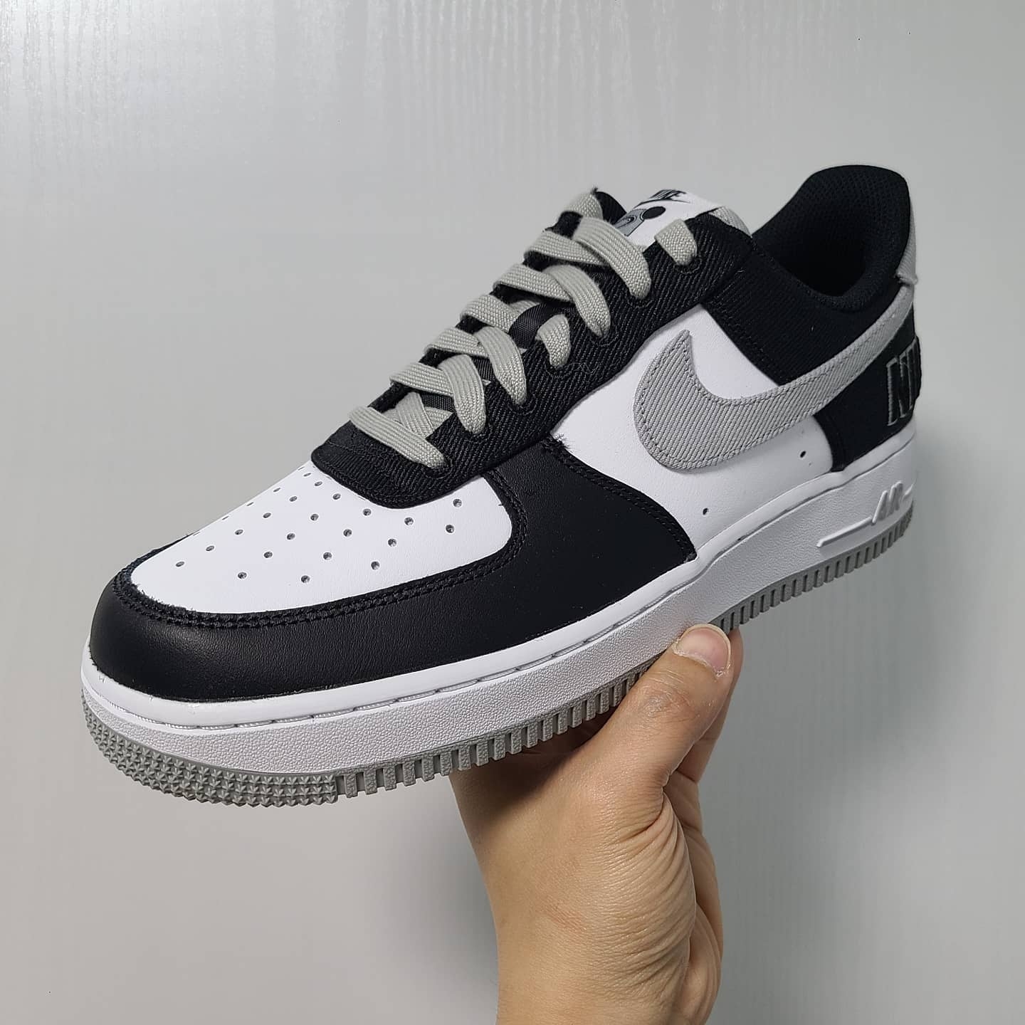 Nike Air Force 1 '07 LV8 EMB Black Silver 착용 스타일 - 1