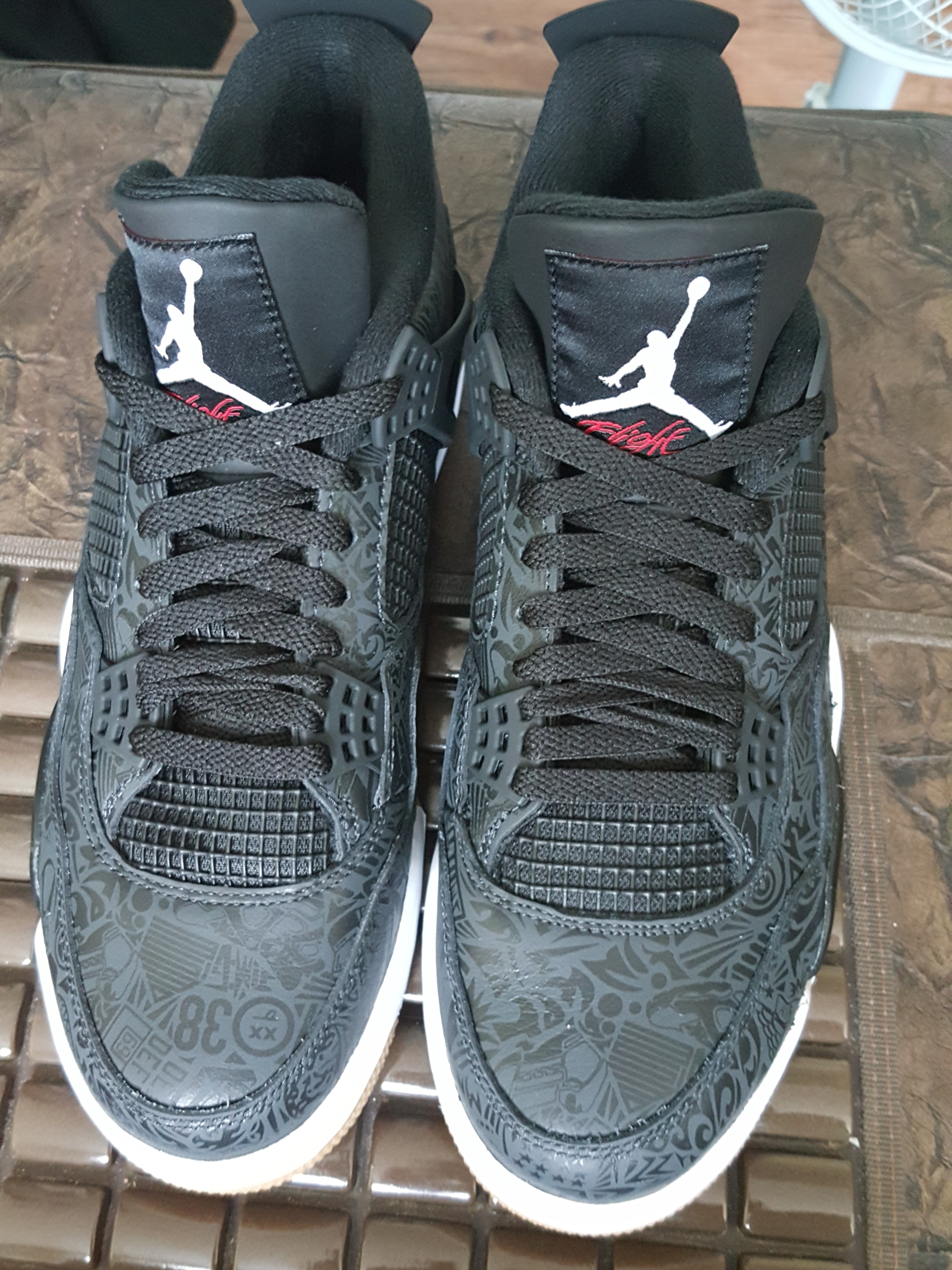 Jordan 4 Retro Laser Black Gum 착용 스타일