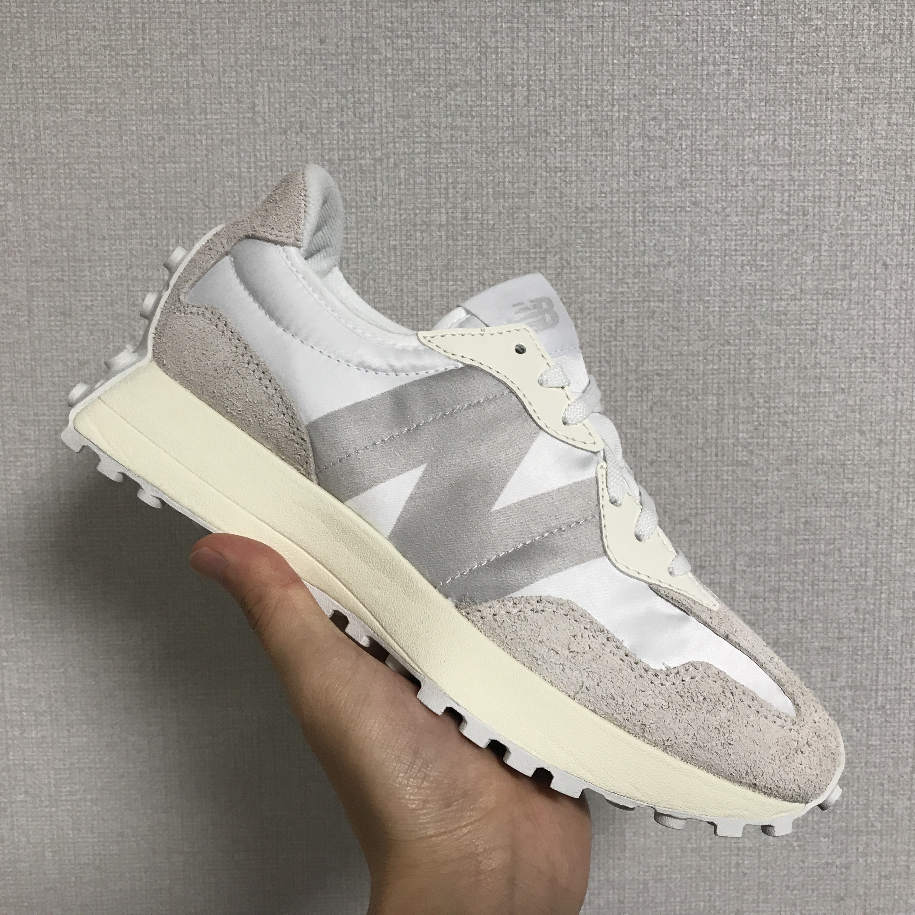 (W) New Balance 327 White Moonbeam 착용 스타일