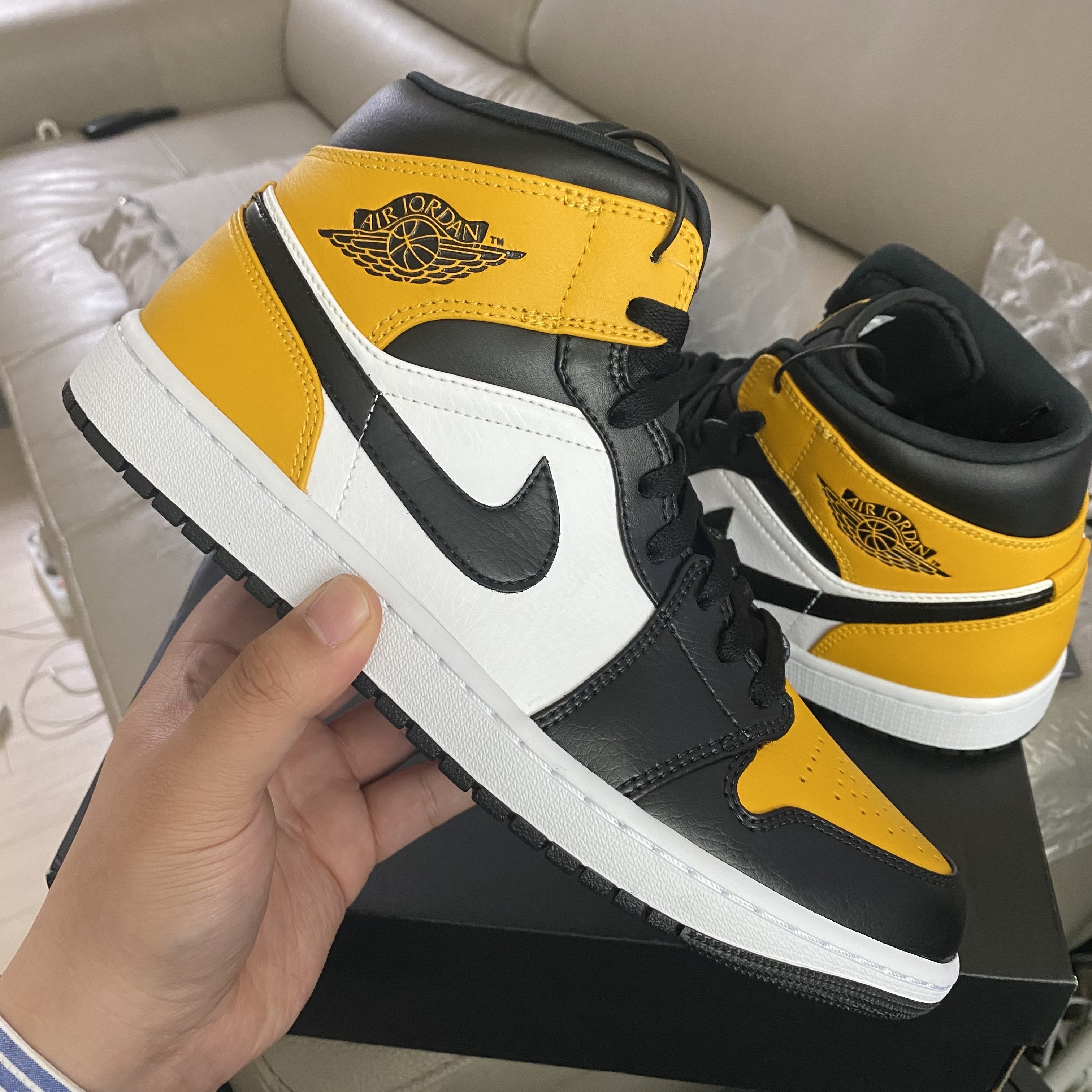 Jordan 1 Mid White University Gold 착용 스타일