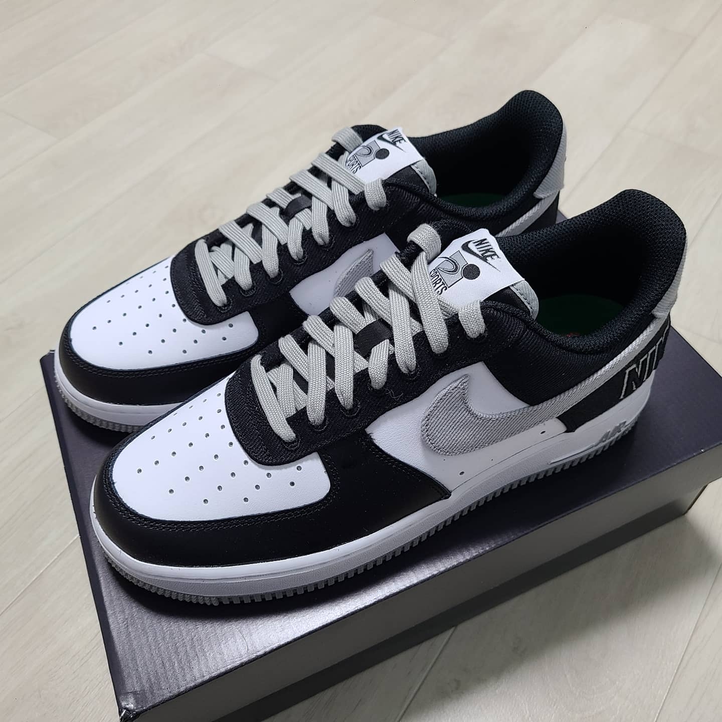 Nike Air Force 1 '07 LV8 EMB Black Silver 착용 스타일 - 2