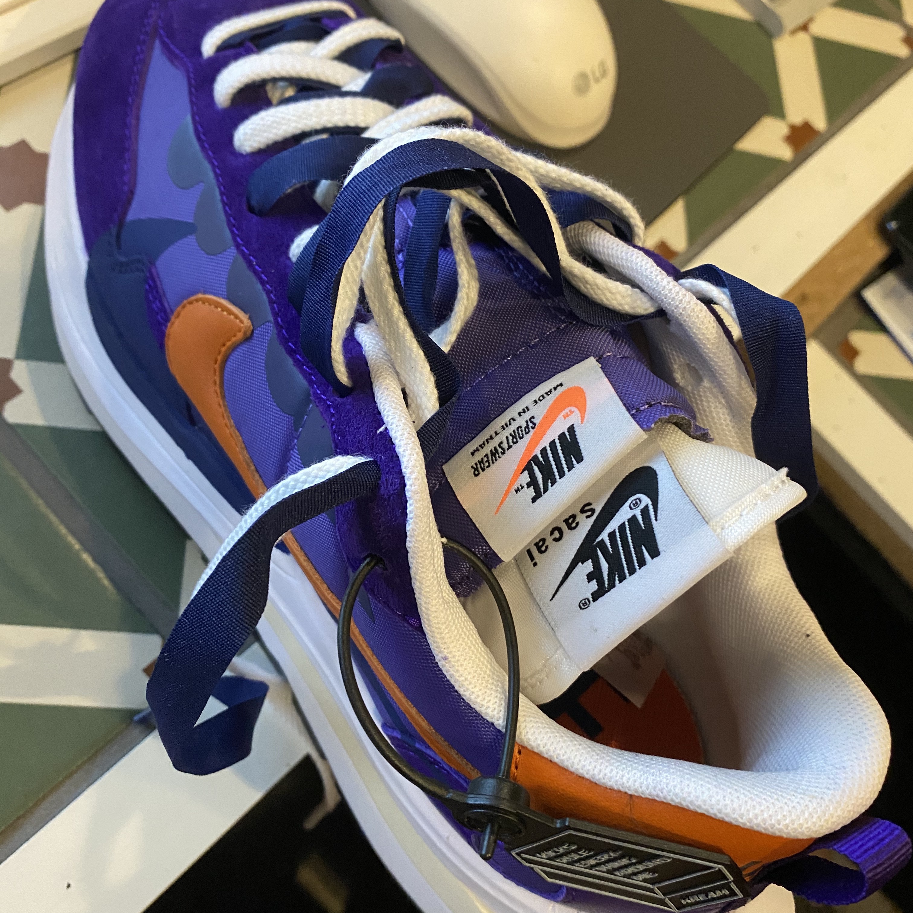 Nike x Sacai VaporWaffle Dark Iris 착용 스타일 - 1