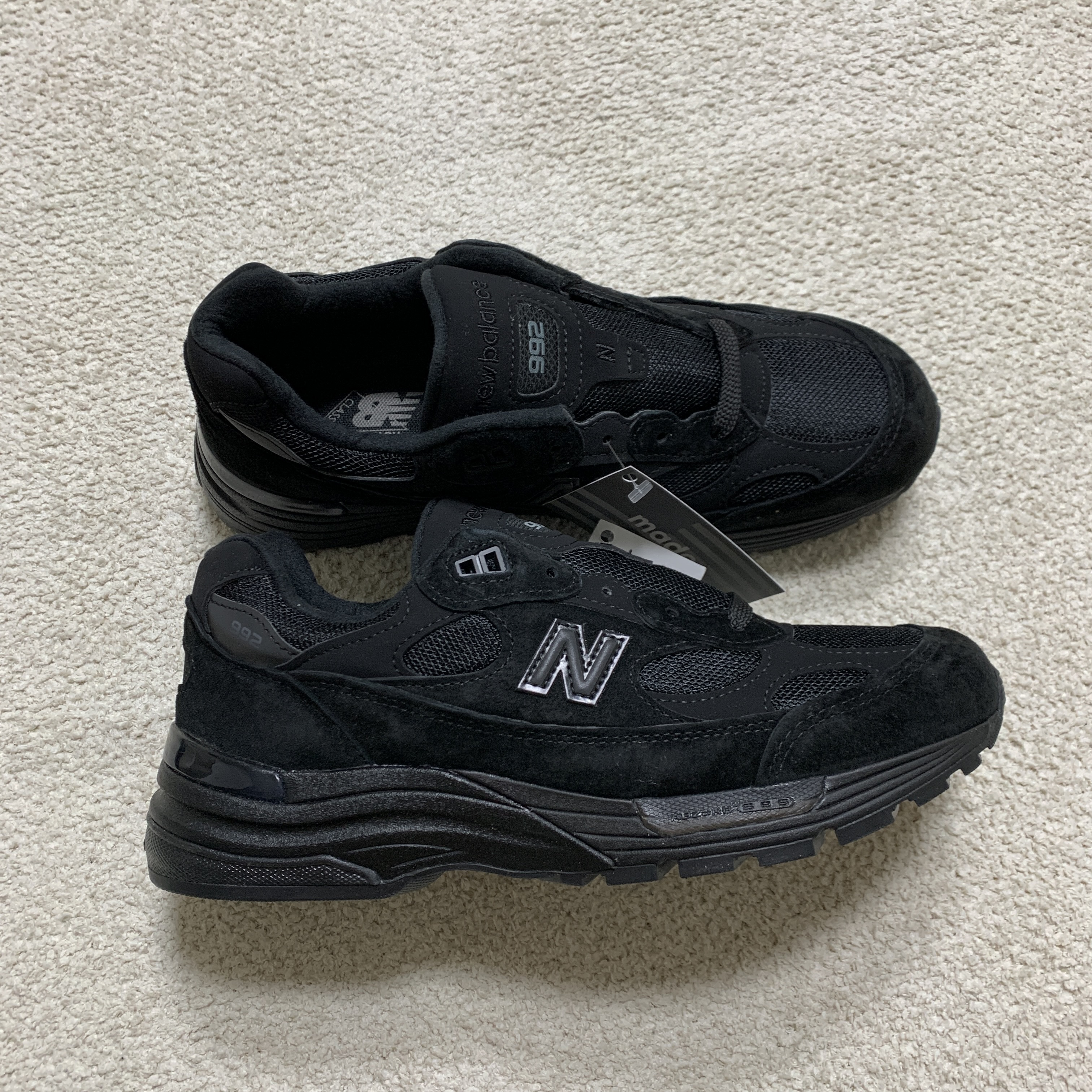 New Balance 992 Made in USA Triple Black 착용 스타일 - 3