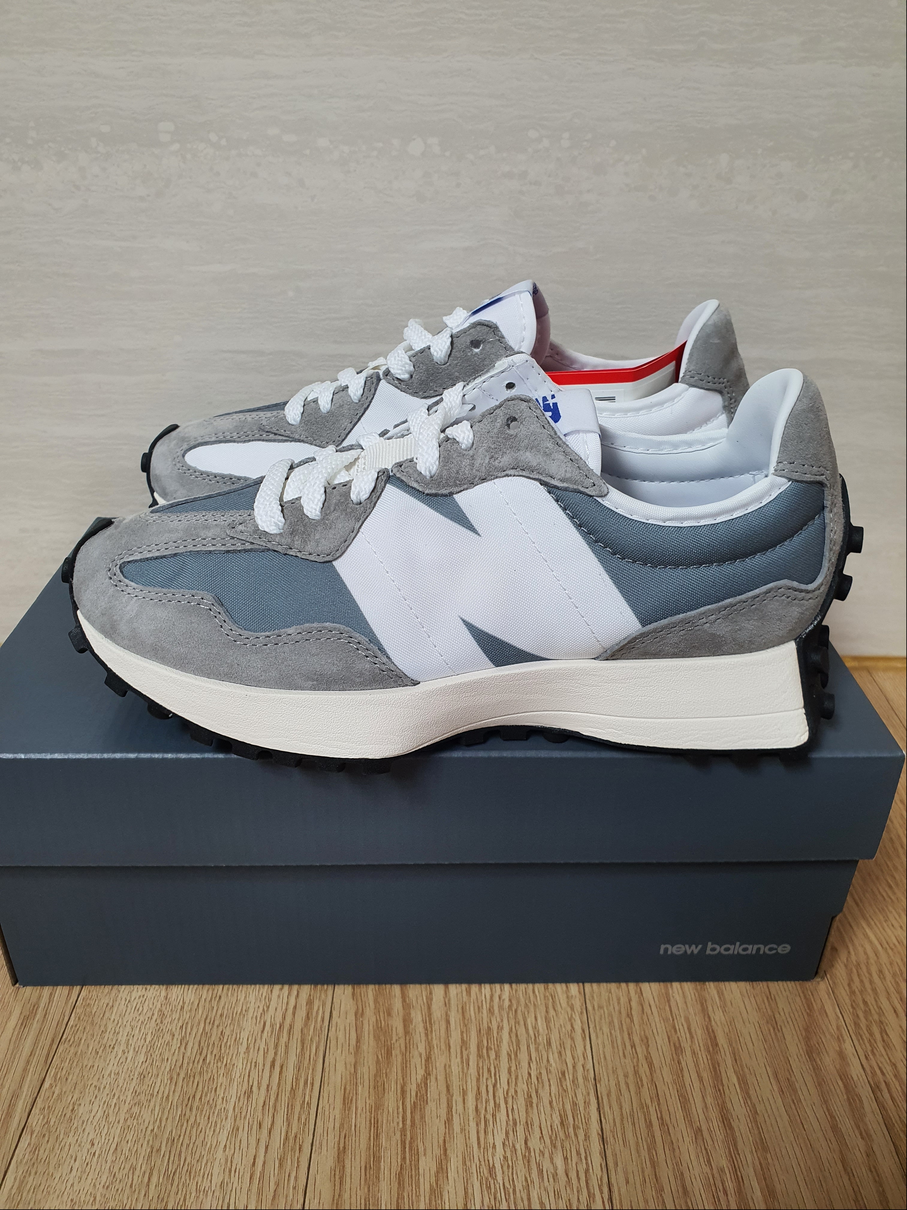 New Balance 327 Grey 착용 스타일 - 3