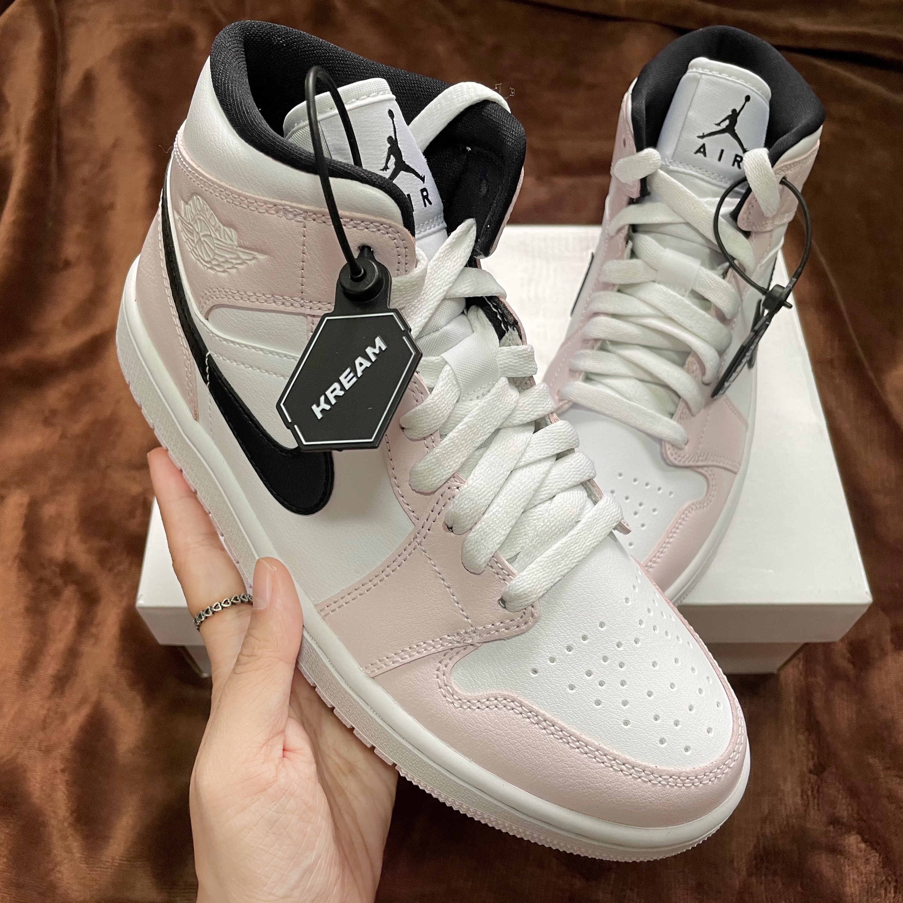 (W) Jordan 1 Mid Barely Rose 착용 스타일