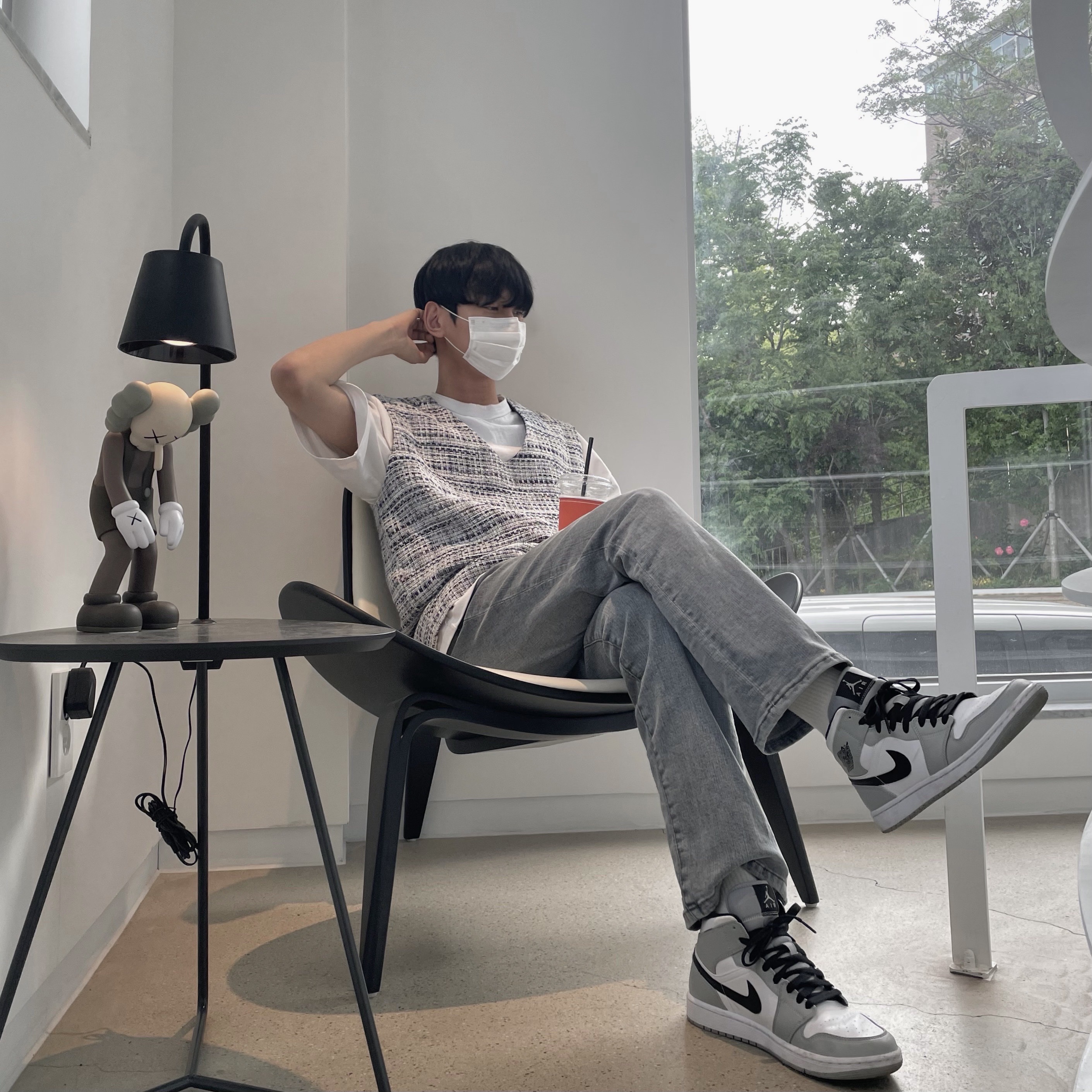 Jordan 1 Mid Light Smoke Grey 착용 스타일 - 2