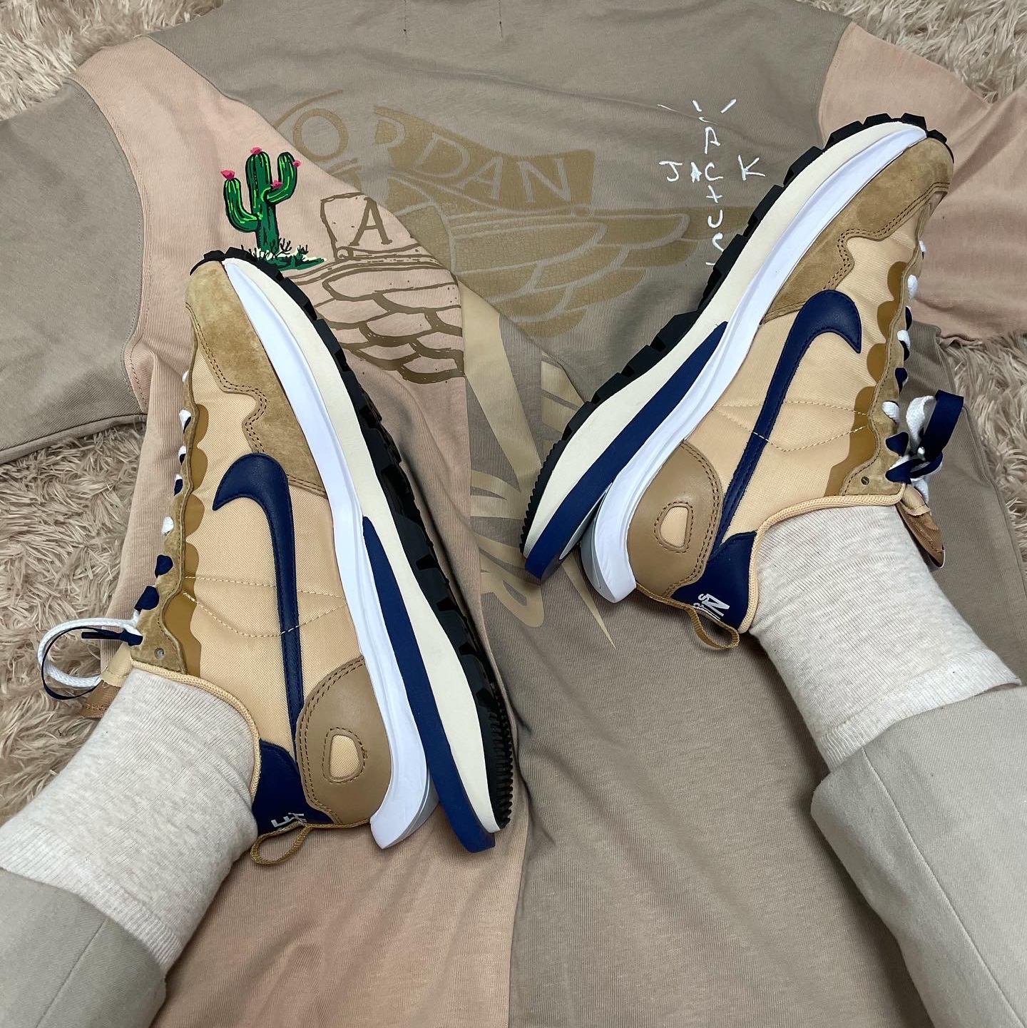 Nike x Sacai VaporWaffle Sesame and Blue Void, Jordan x Travis Scott S/S Top - Asia 착용 스타일 - 2