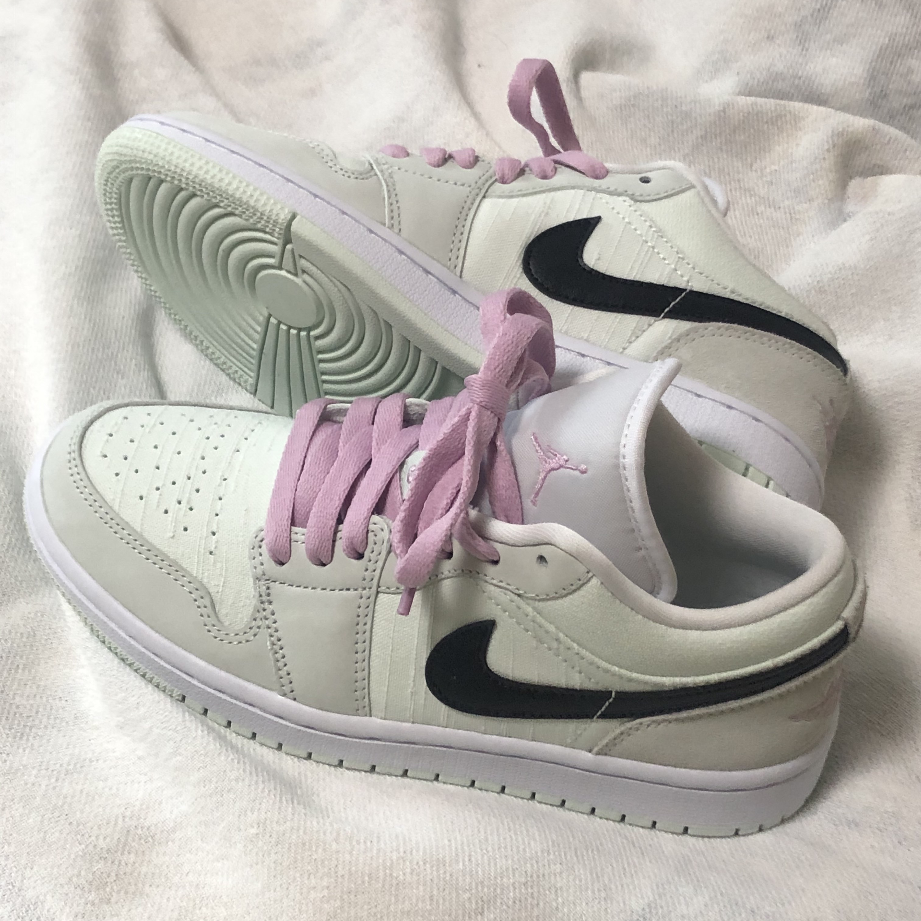 (W) Jordan 1 Low SE Barely Green 착용 스타일 - 2