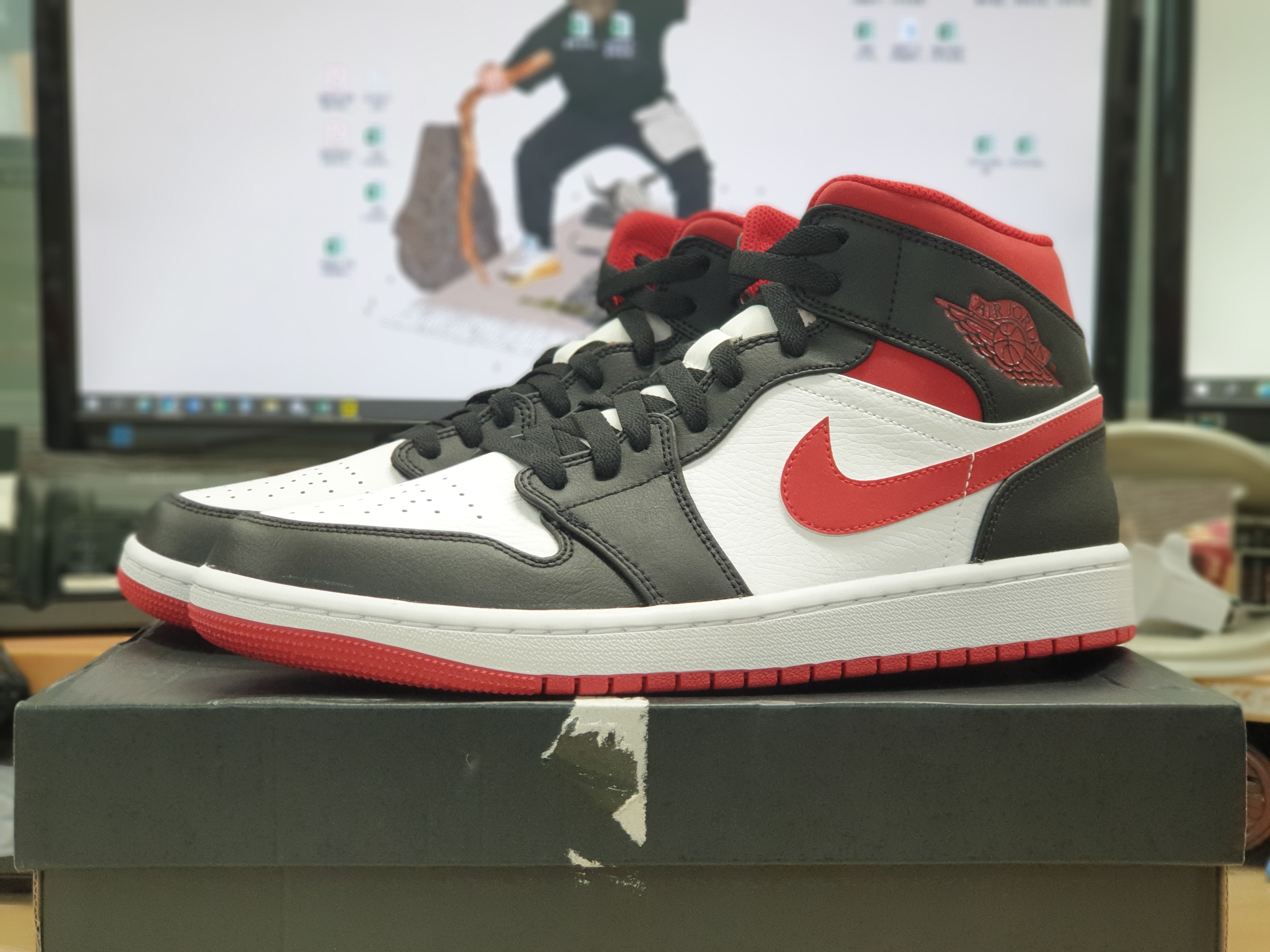 Jordan 1 Mid Gym Red Black White 착용 스타일
