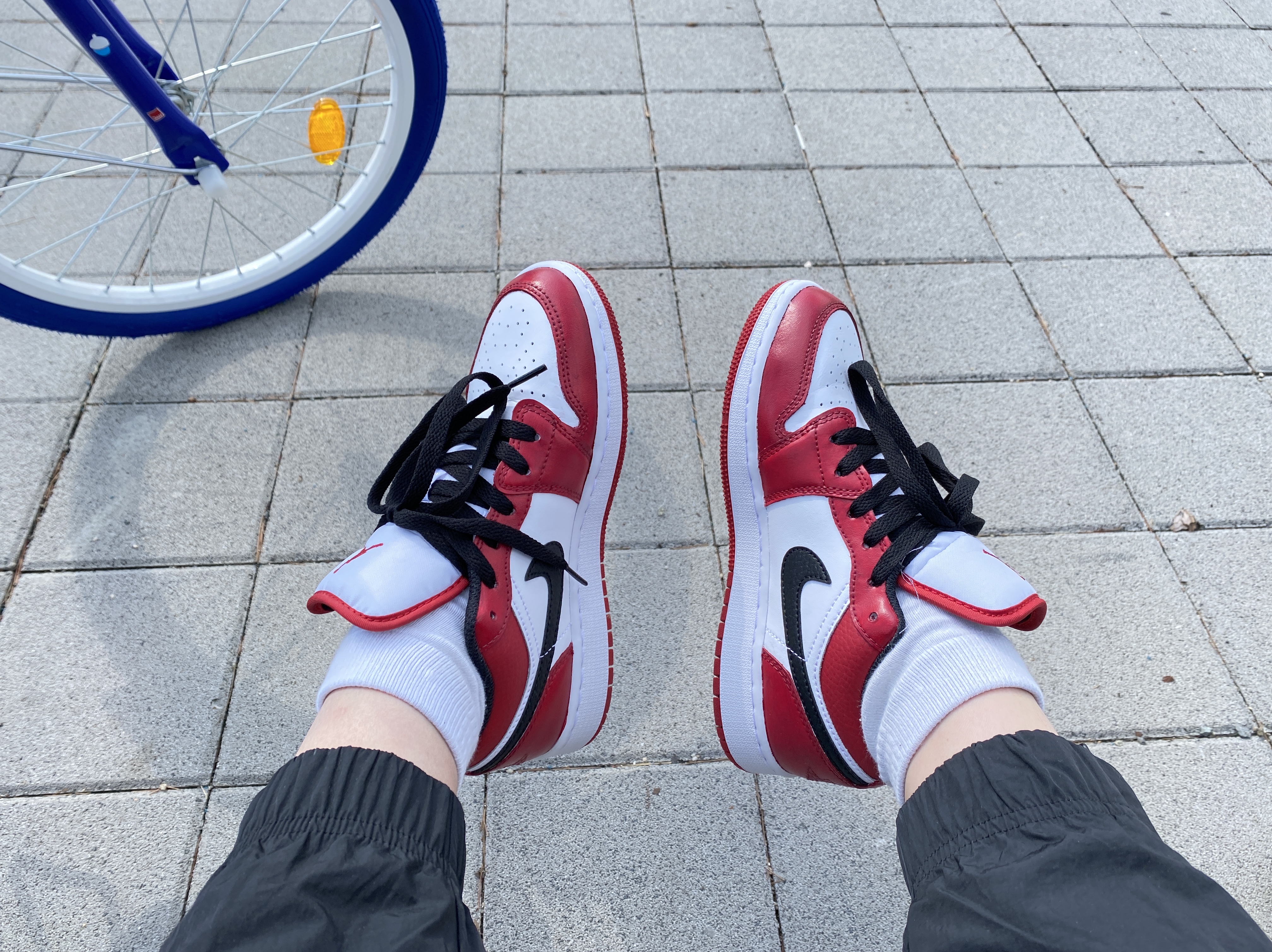 Jordan 1 Low White Red Black, (GS) Jordan 1 Low White Red Black 착용 스타일