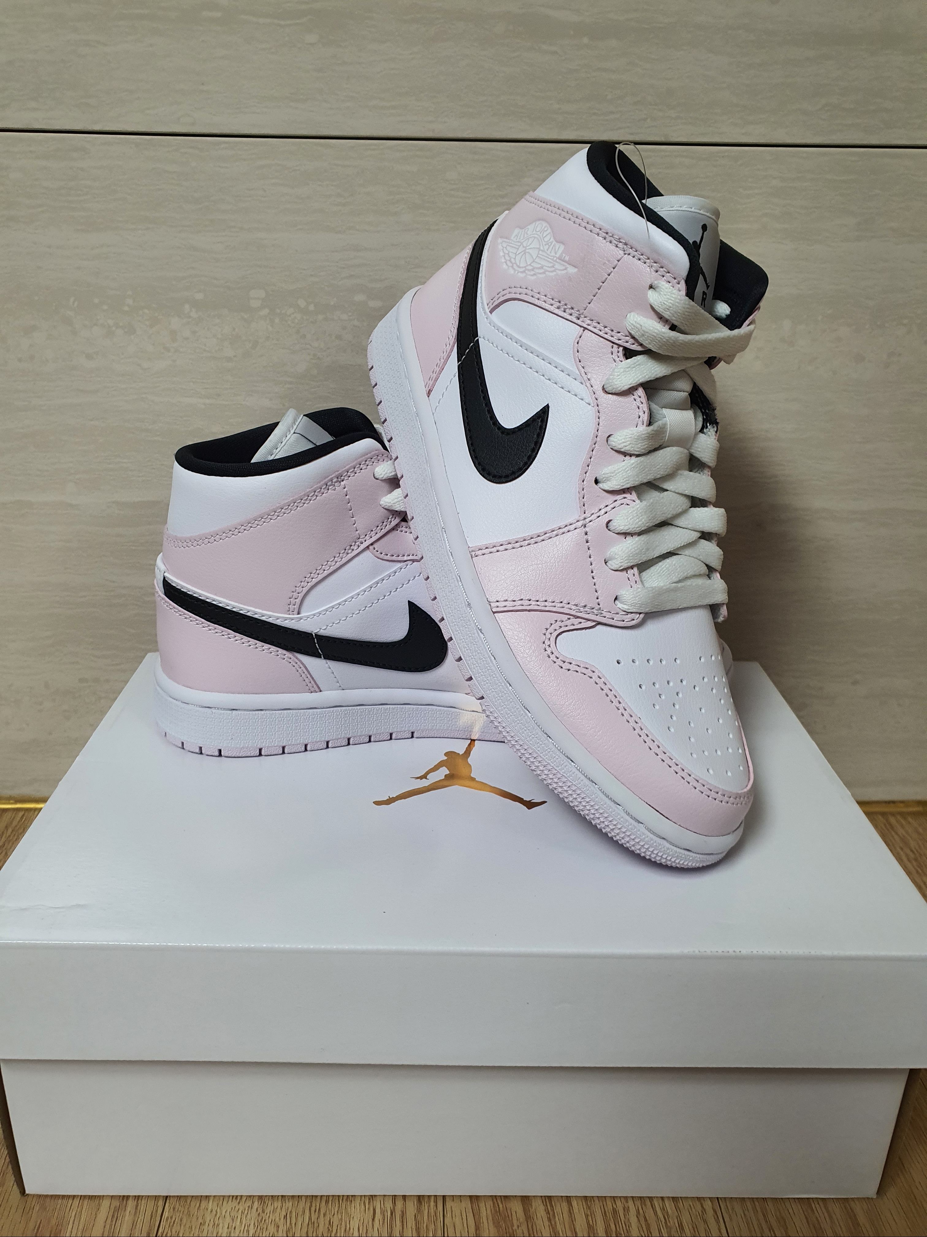 (W) Jordan 1 Mid Barely Rose 착용 스타일 - 1