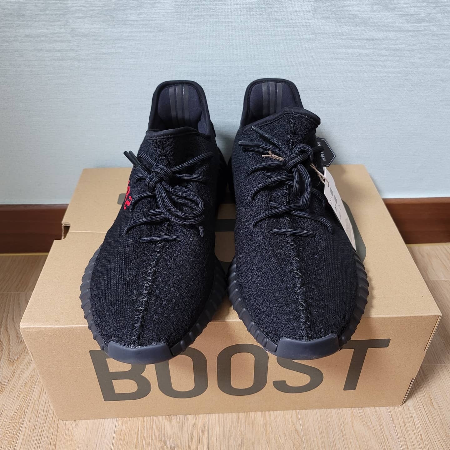 Adidas Yeezy Boost 350 V2 Black Red 2020 착용 스타일 - 3
