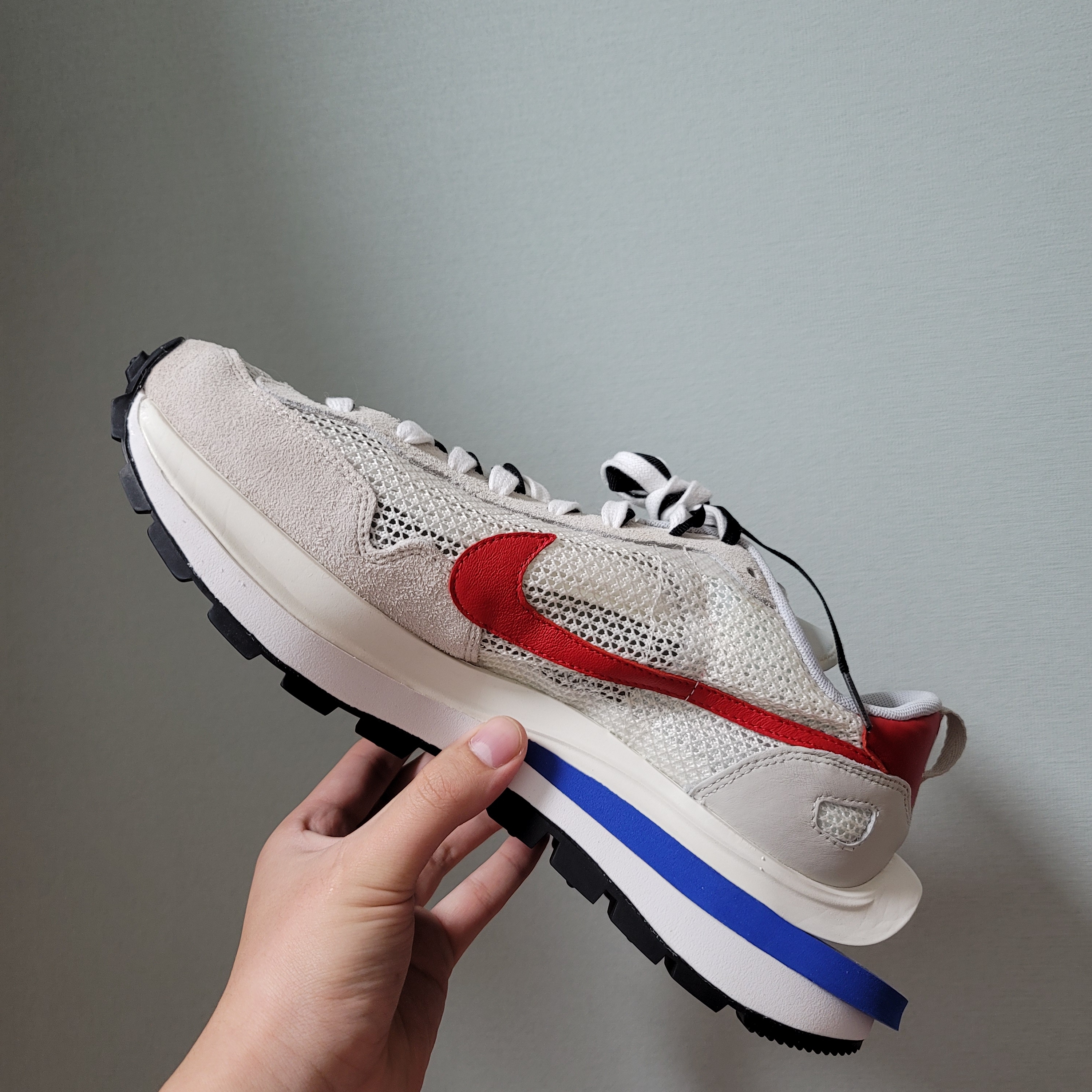 Nike x Sacai VaporWaffle Royal Fuchsia 착용 스타일 - 2