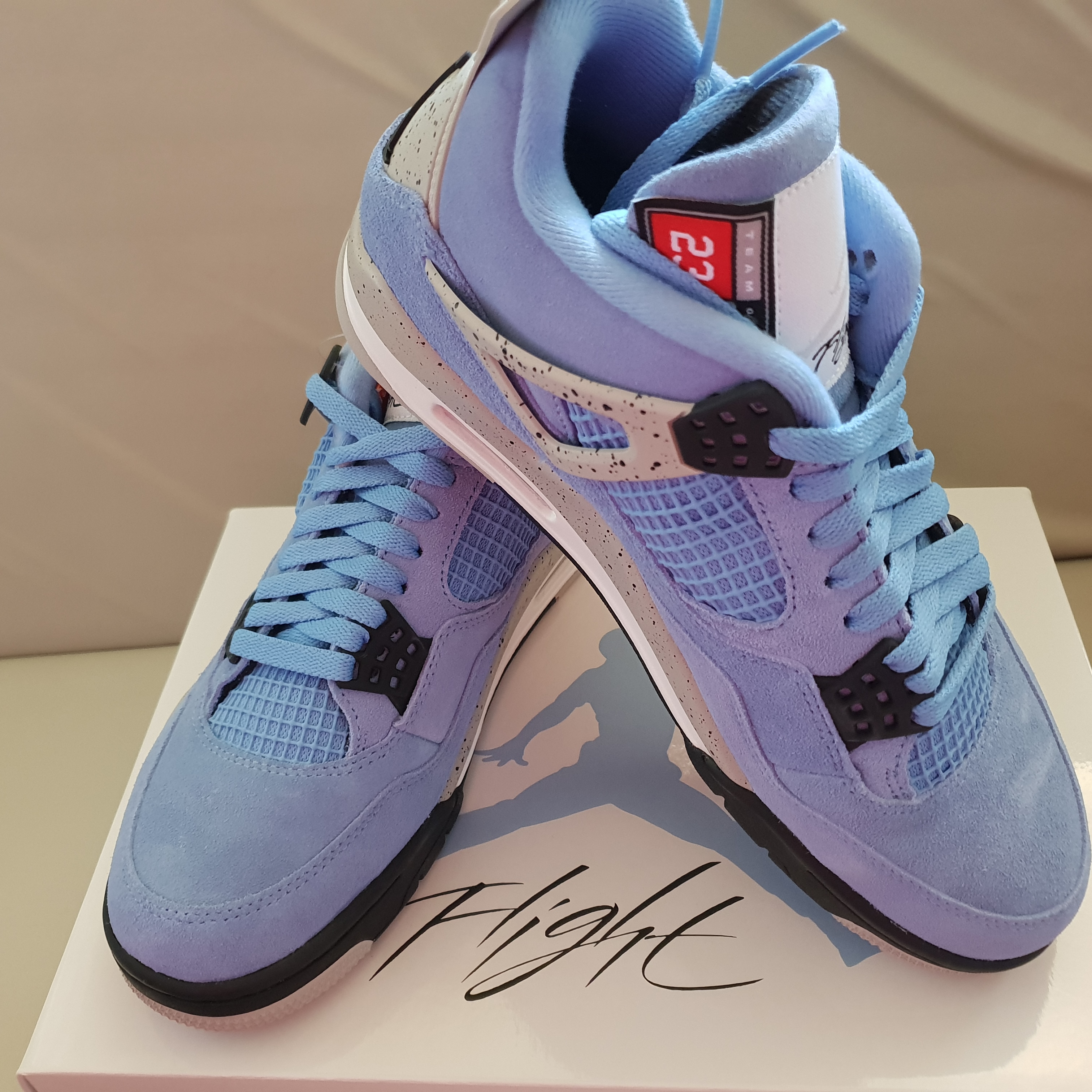 Jordan 4 Retro University Blue 착용 스타일 - 1