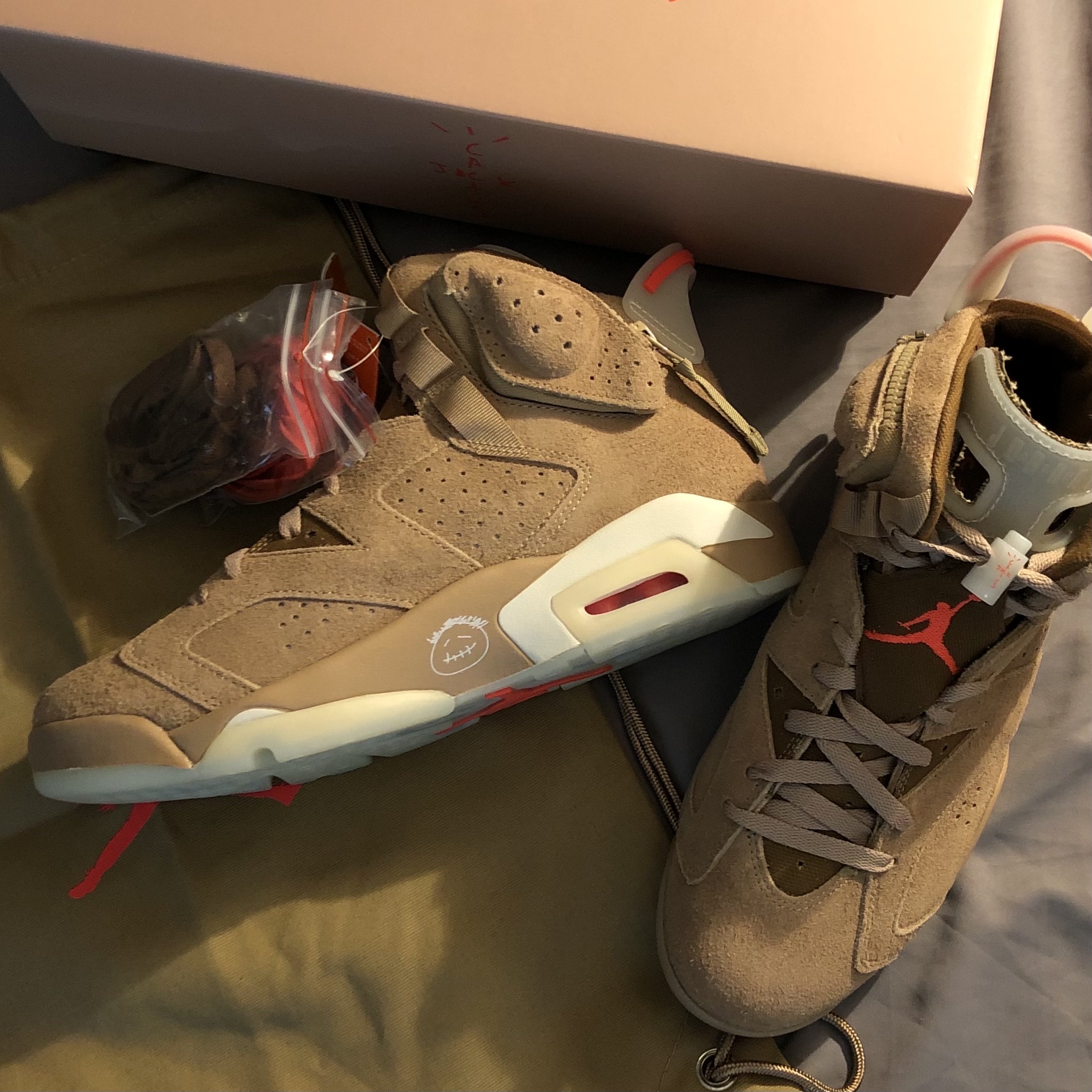 Jordan 6 x Travis Scott Retro SP British Khaki 착용 스타일 - 1