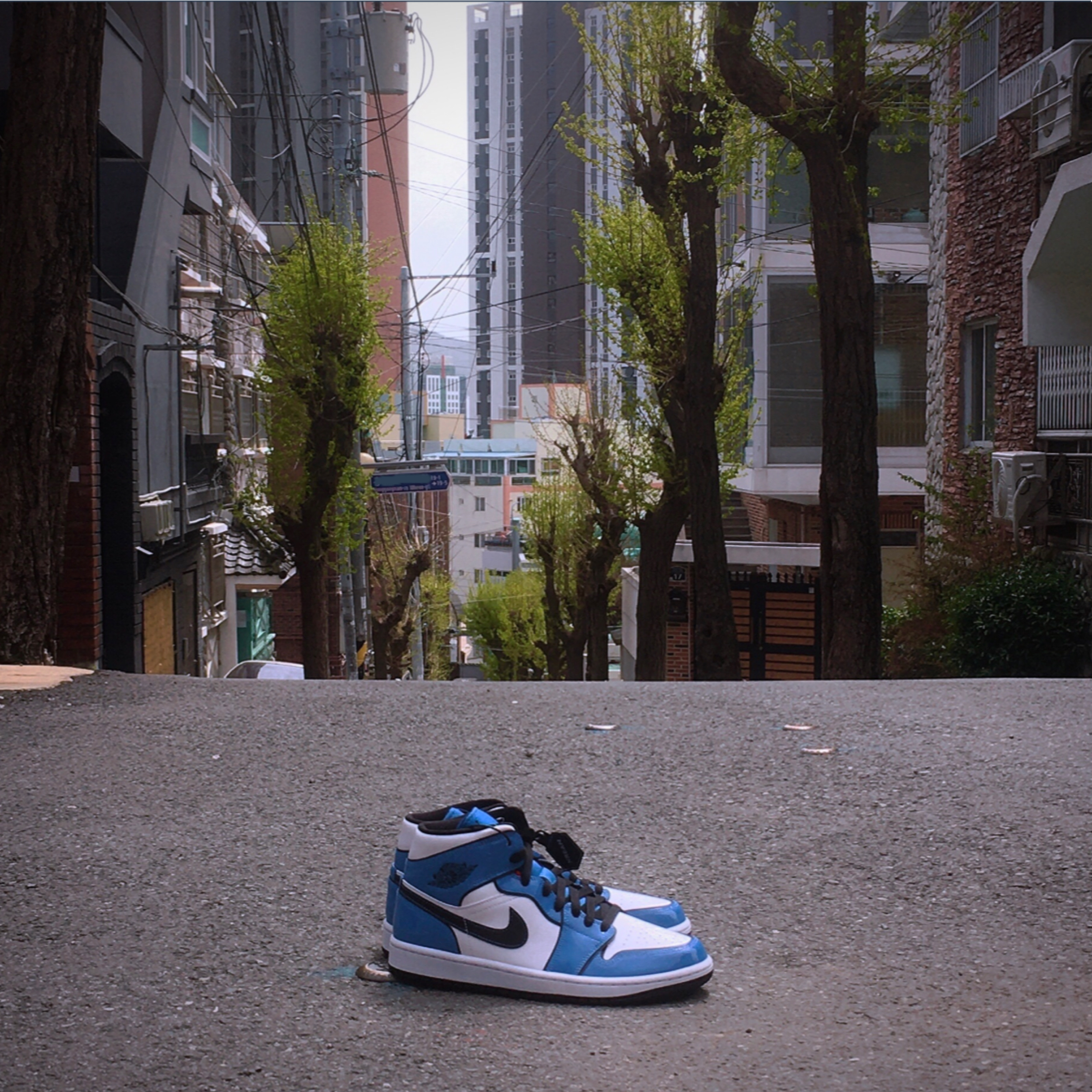 Jordan 1 Mid SE Signal Blue 착용 스타일