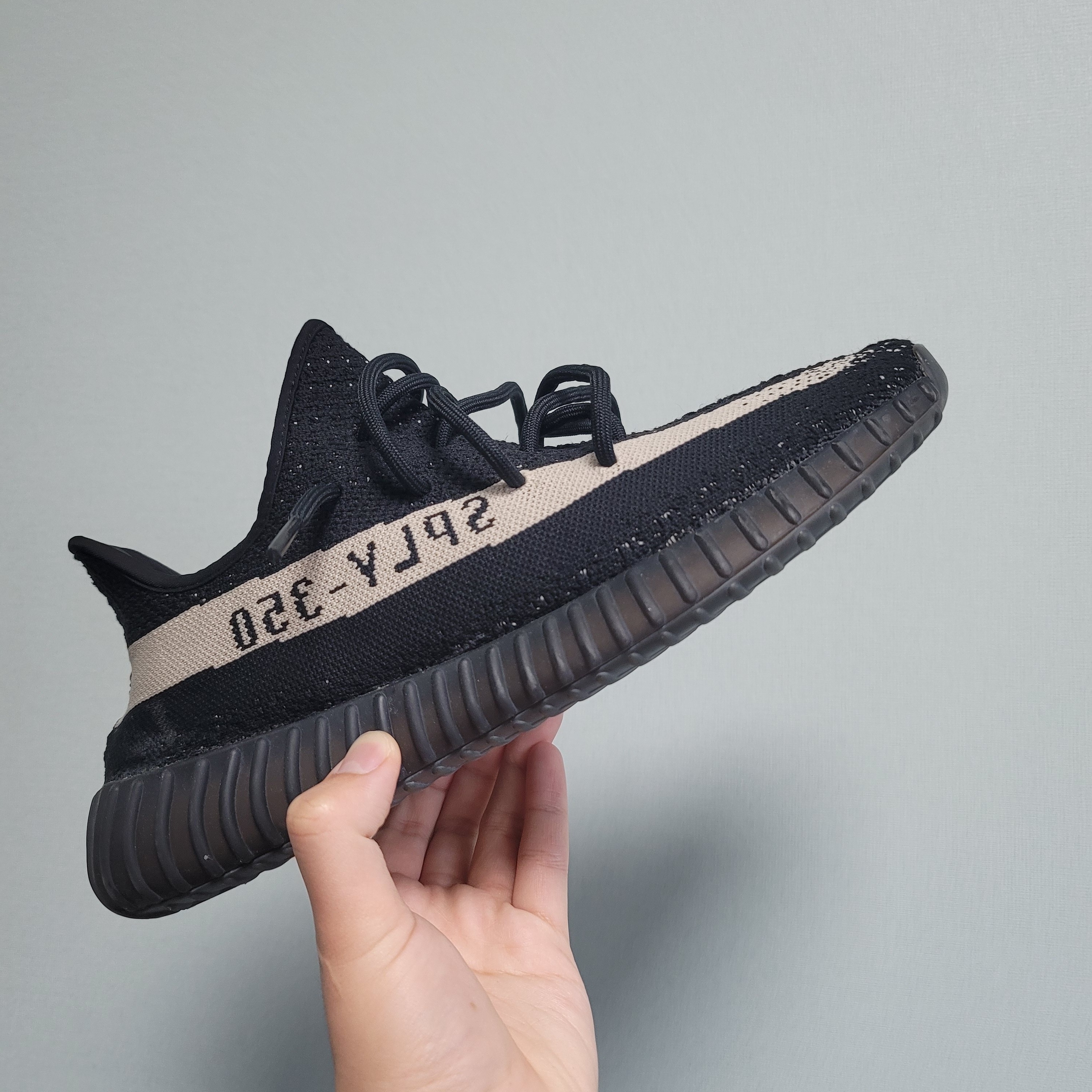 Adidas Yeezy Boost 350 V2 Core Black White 2016 착용 스타일 - 1