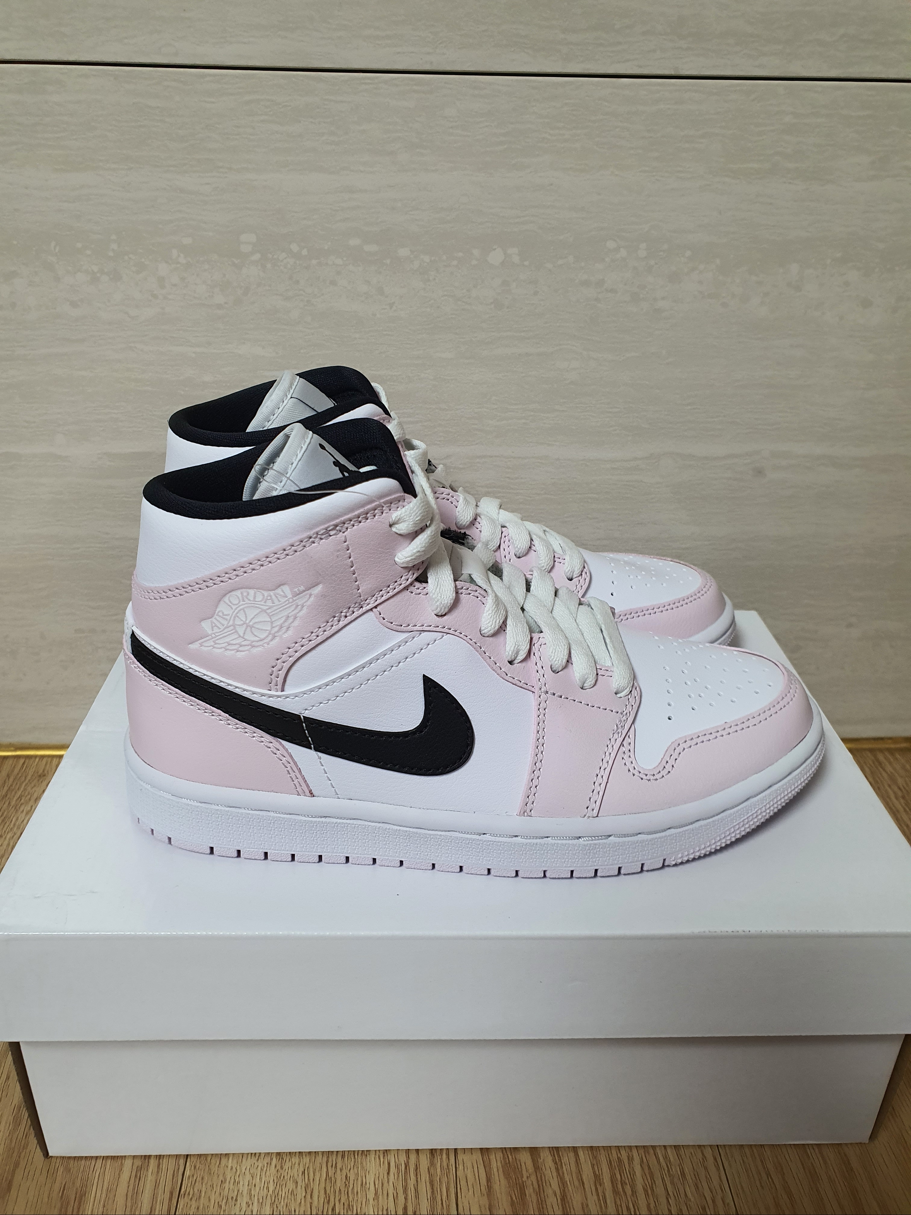 (W) Jordan 1 Mid Barely Rose 착용 스타일 - 5