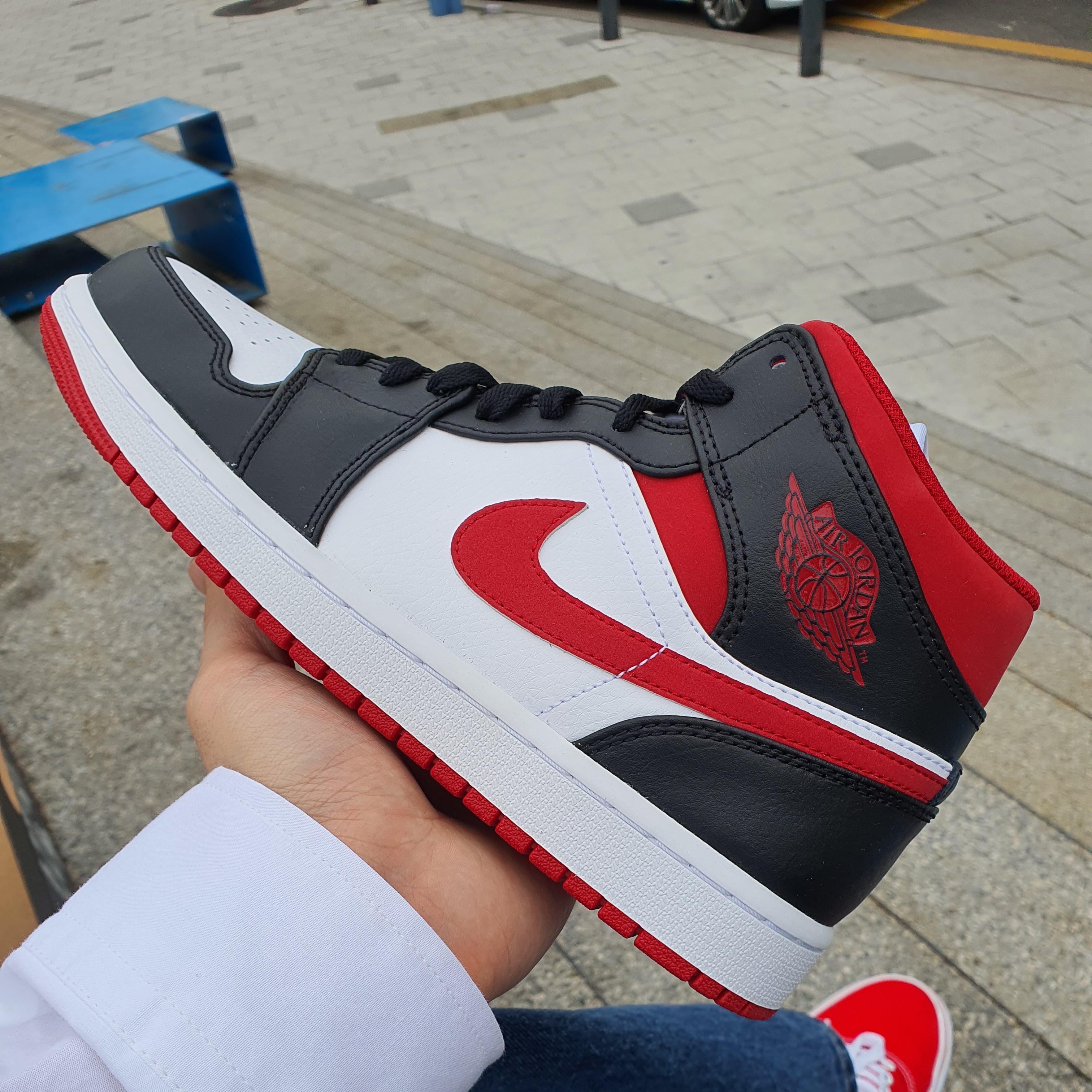 Jordan 1 Mid Gym Red Black White 착용 스타일