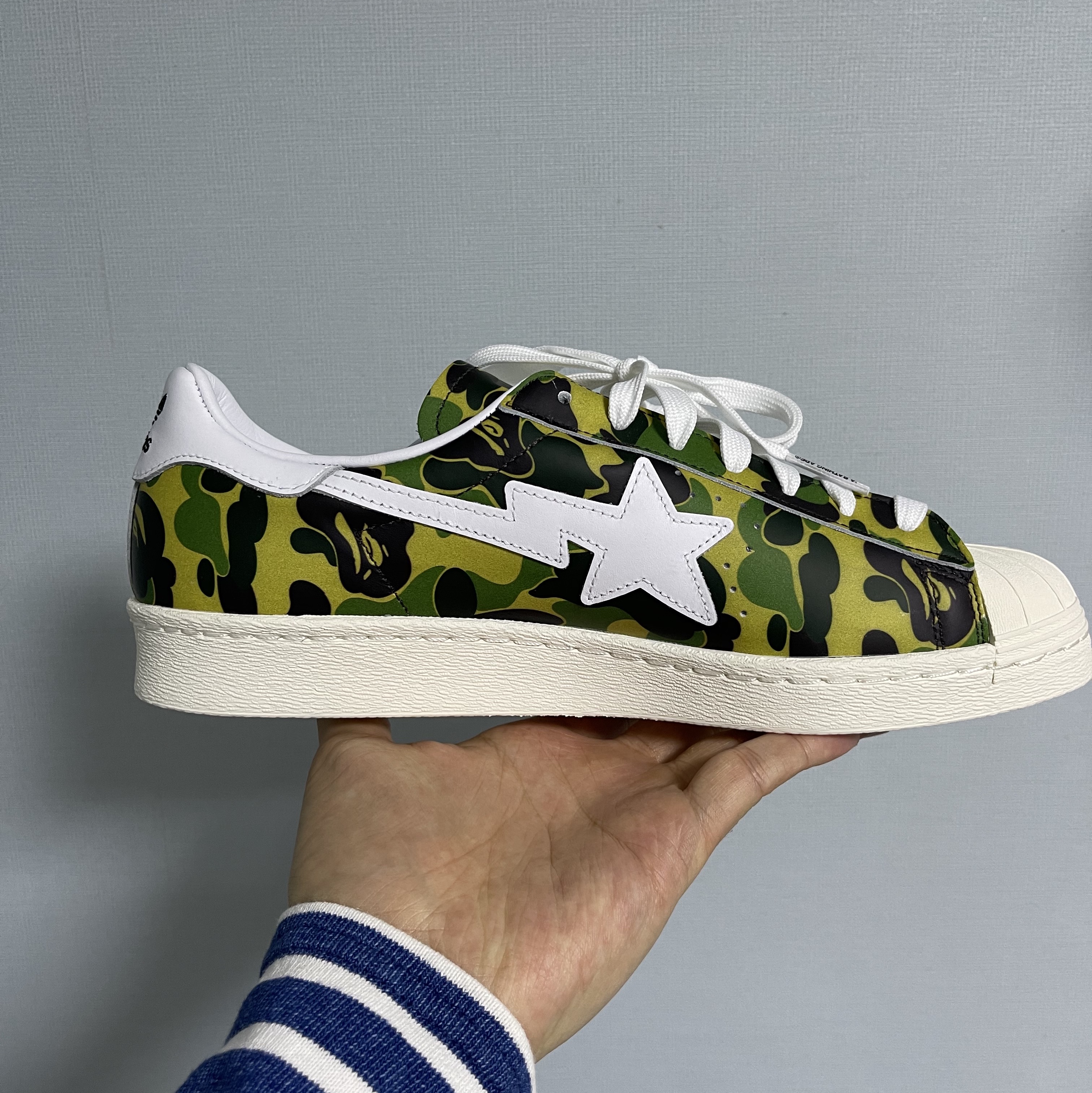Adidas x BAPE Superstar 80s Green Camo 착용 스타일 - 1