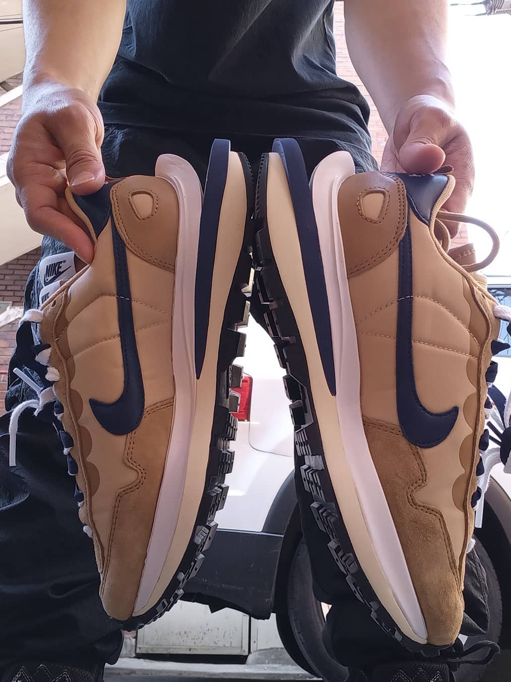 Nike x Sacai VaporWaffle Sesame and Blue Void 착용 스타일 - 3