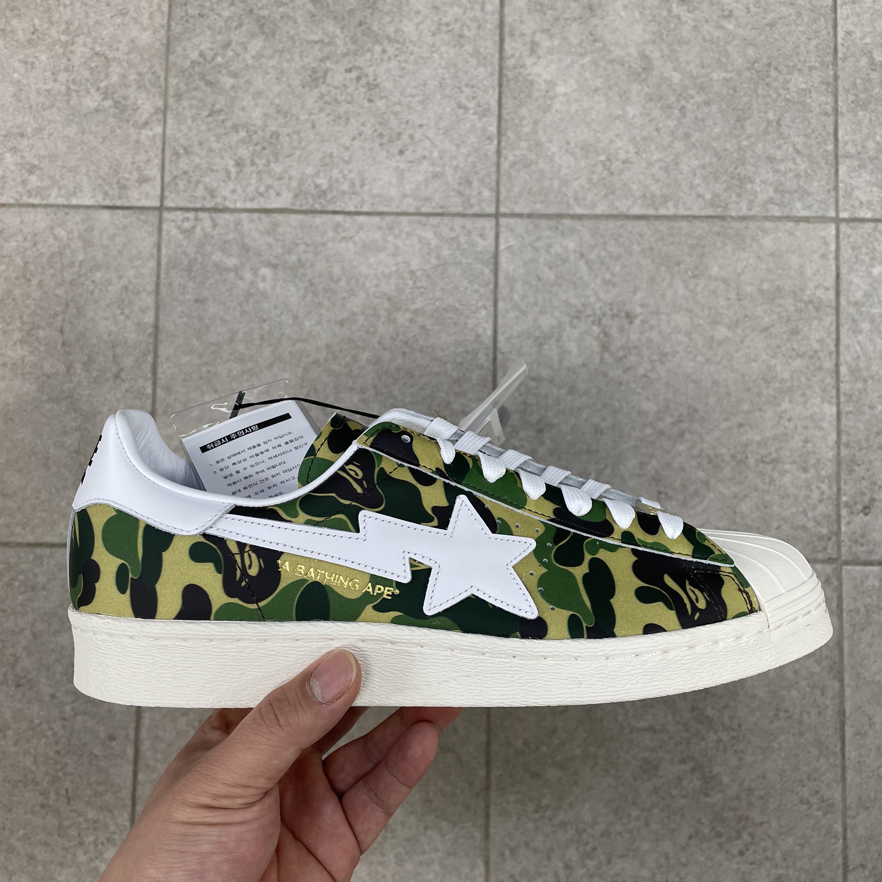 Adidas x BAPE Superstar 80s Green Camo 착용 스타일