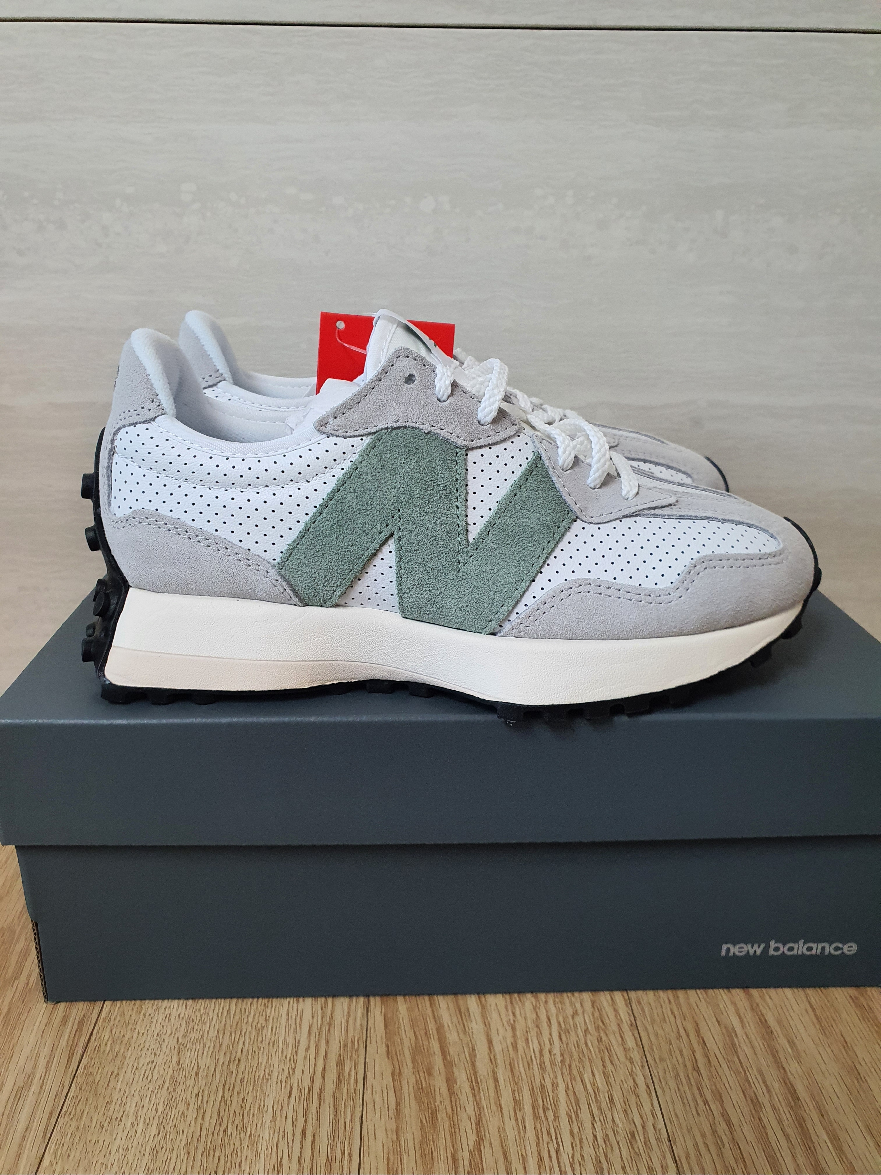 (W) New Balance 327 Grey Green - JD Sports Exclusive 착용 스타일 - 5