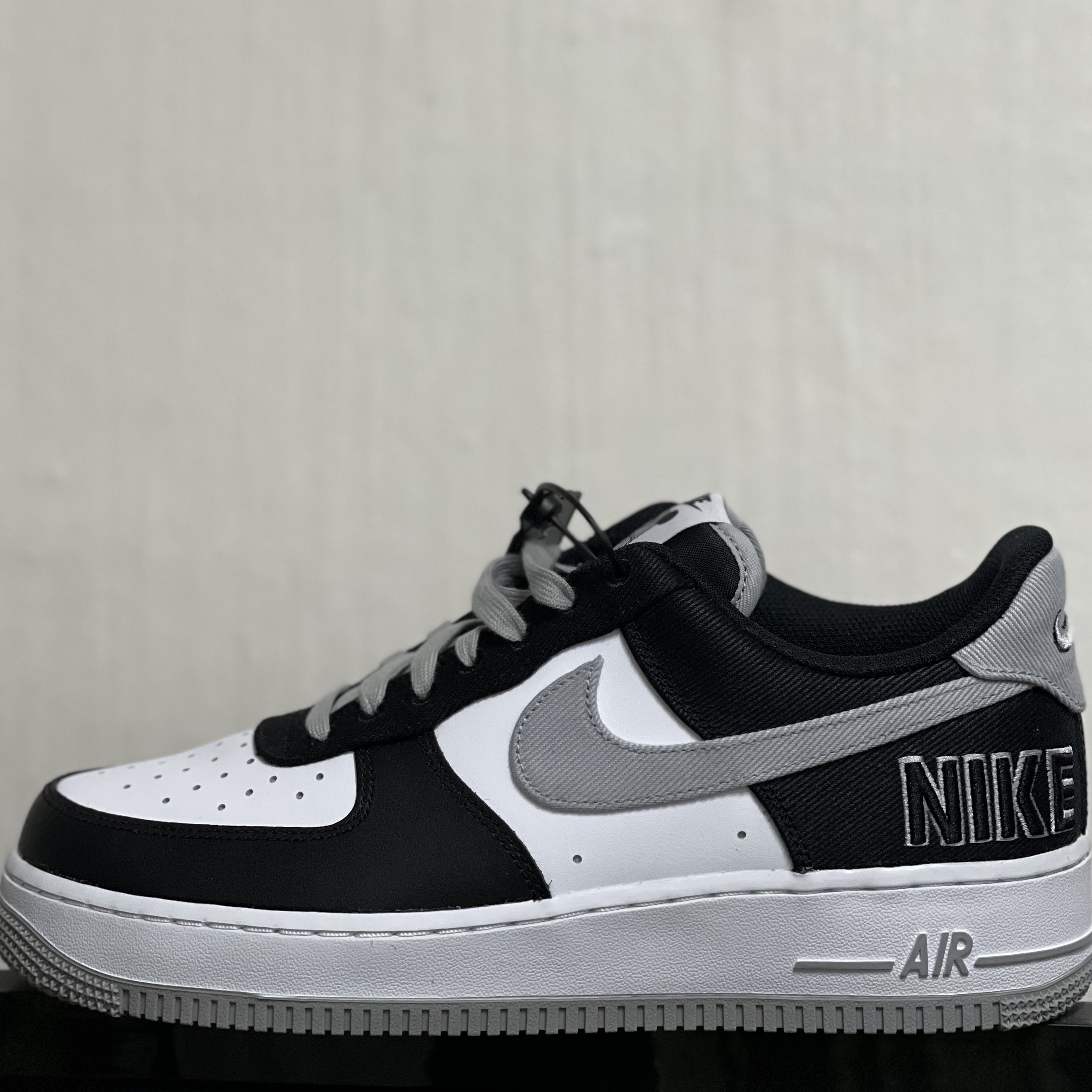 Nike Air Force 1 '07 LV8 EMB Black Silver 착용 스타일