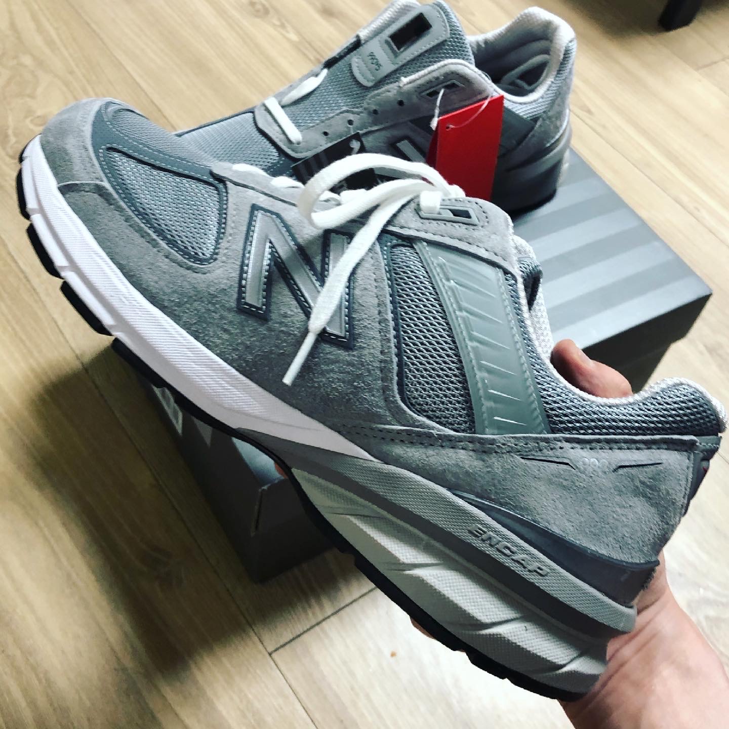 New Balance 990v5 Made in USA Grey - D Standard 착용 스타일 - 2