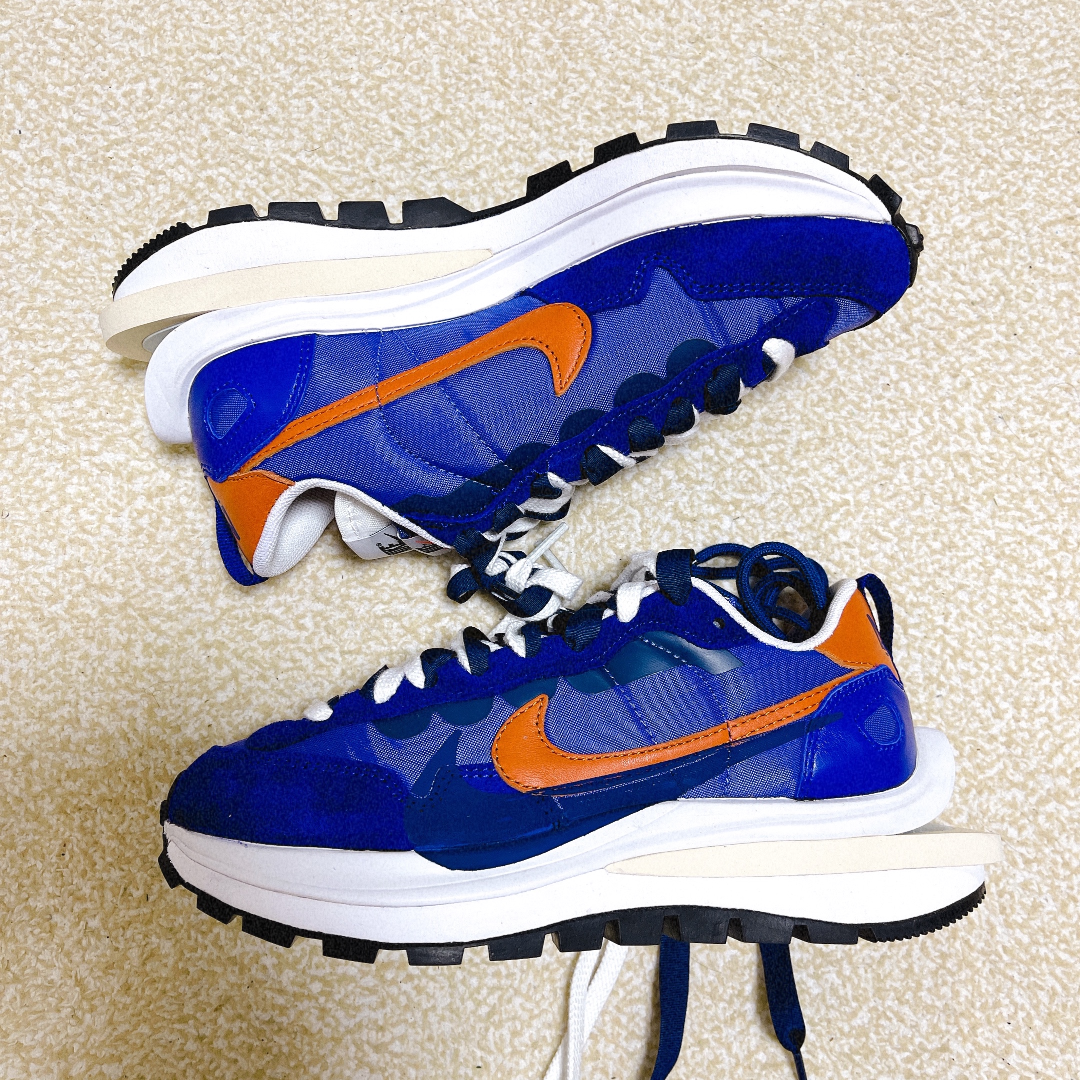 Jordan 1 Retro High OG Hyper Royal, Nike x Sacai VaporWaffle Dark Iris 착용 스타일 - 3