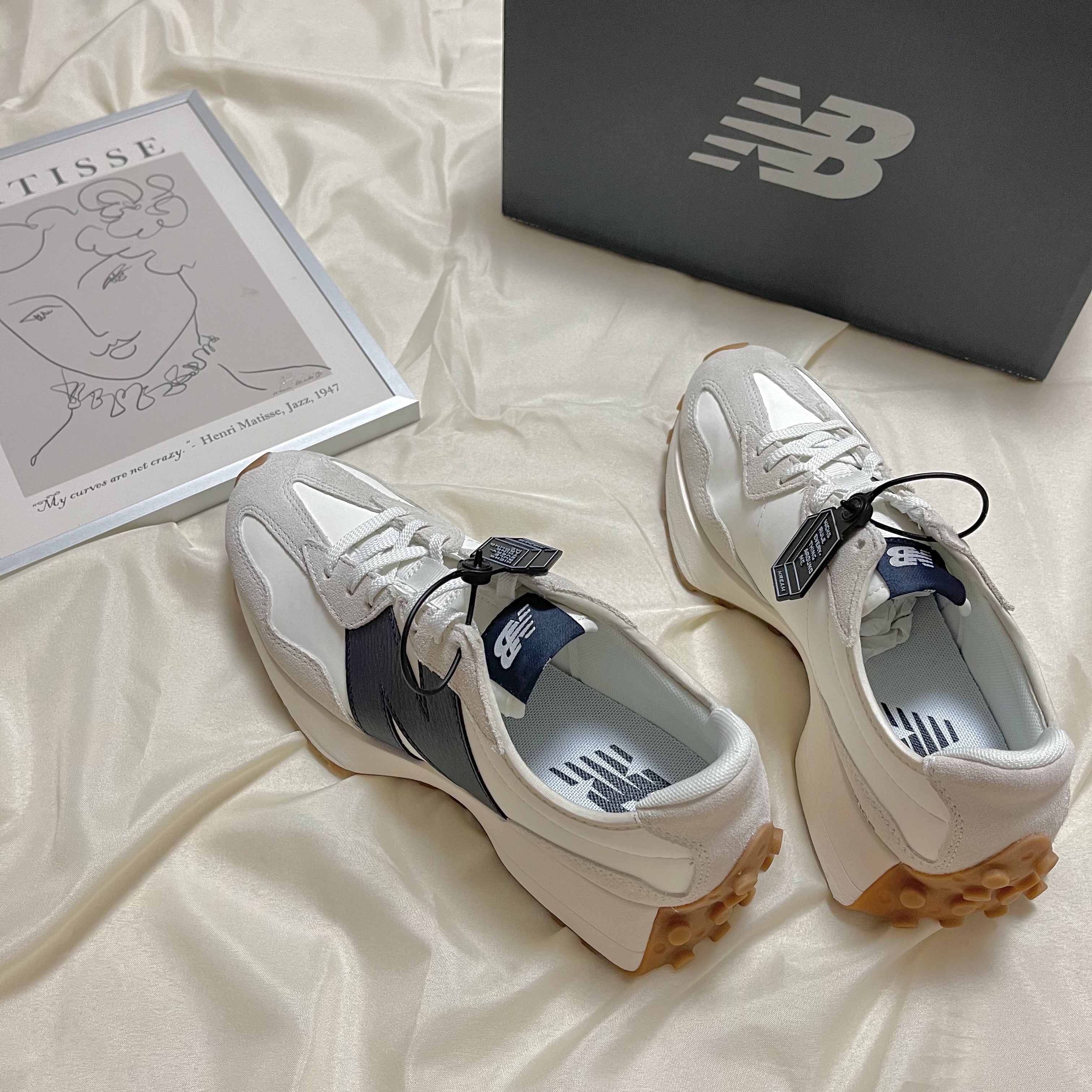 (W) New Balance 327 Beige Gum 착용 스타일