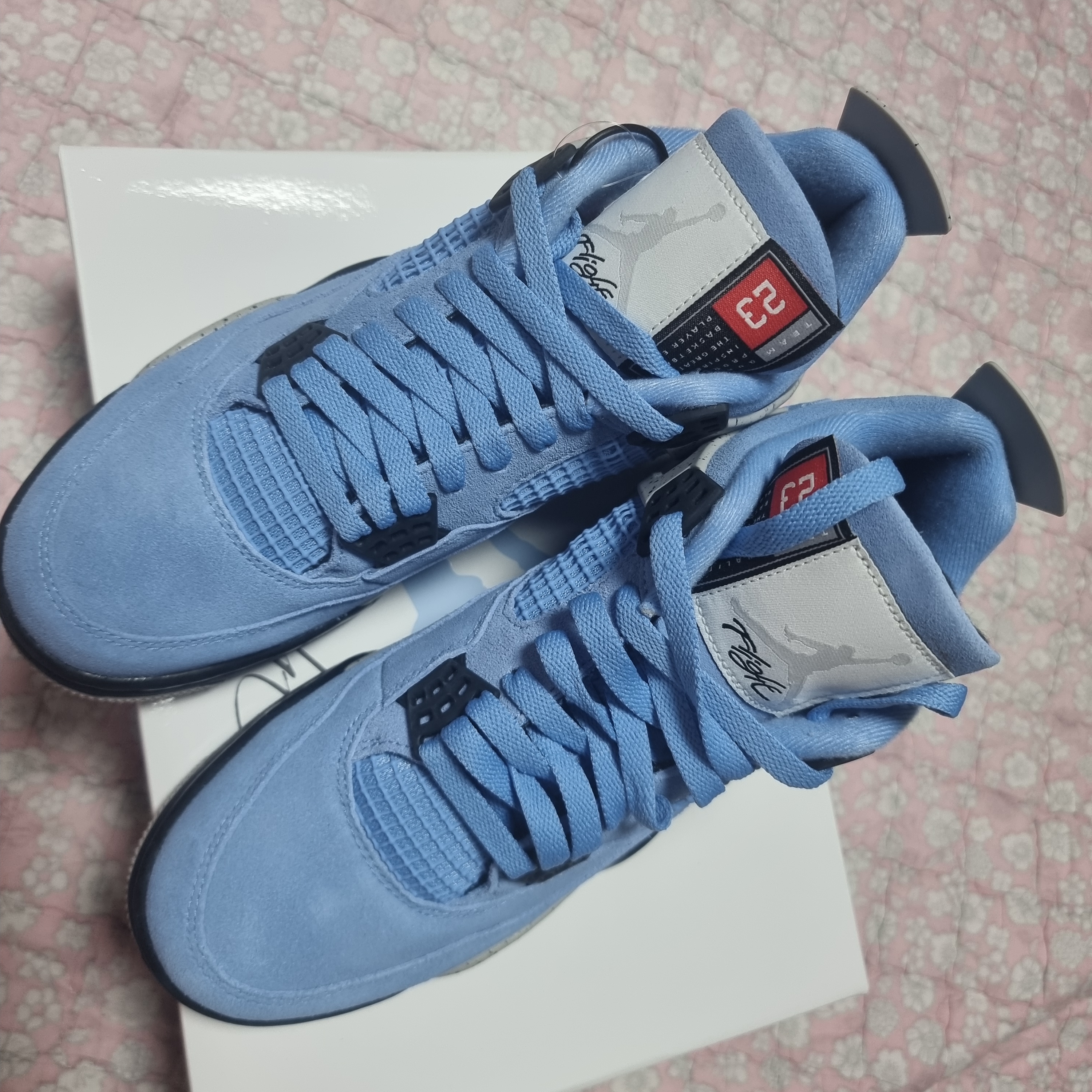 Jordan 4 Retro University Blue 착용 스타일 - 3