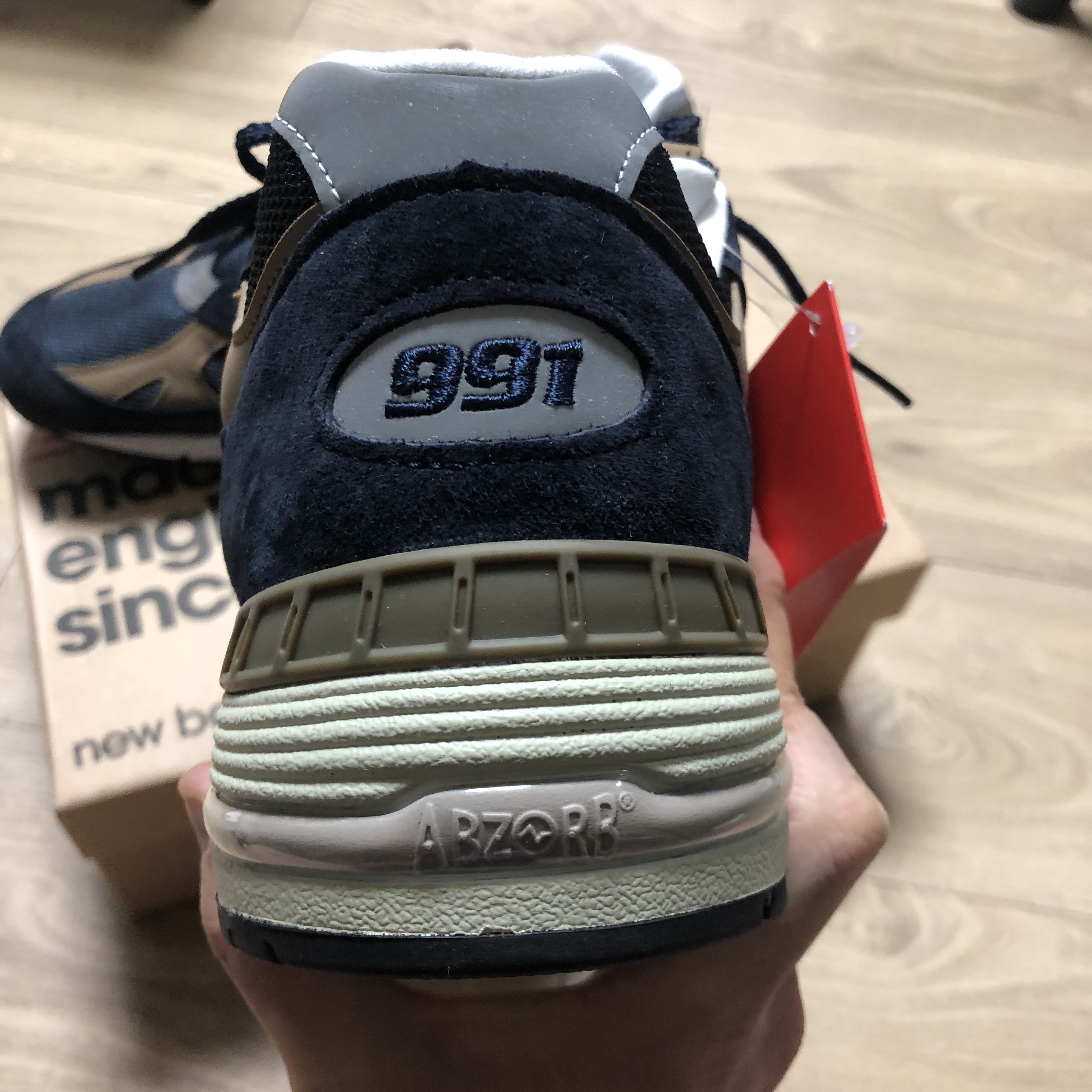 New Balance 991 Made in UK Navy Tan 착용 스타일 - 4