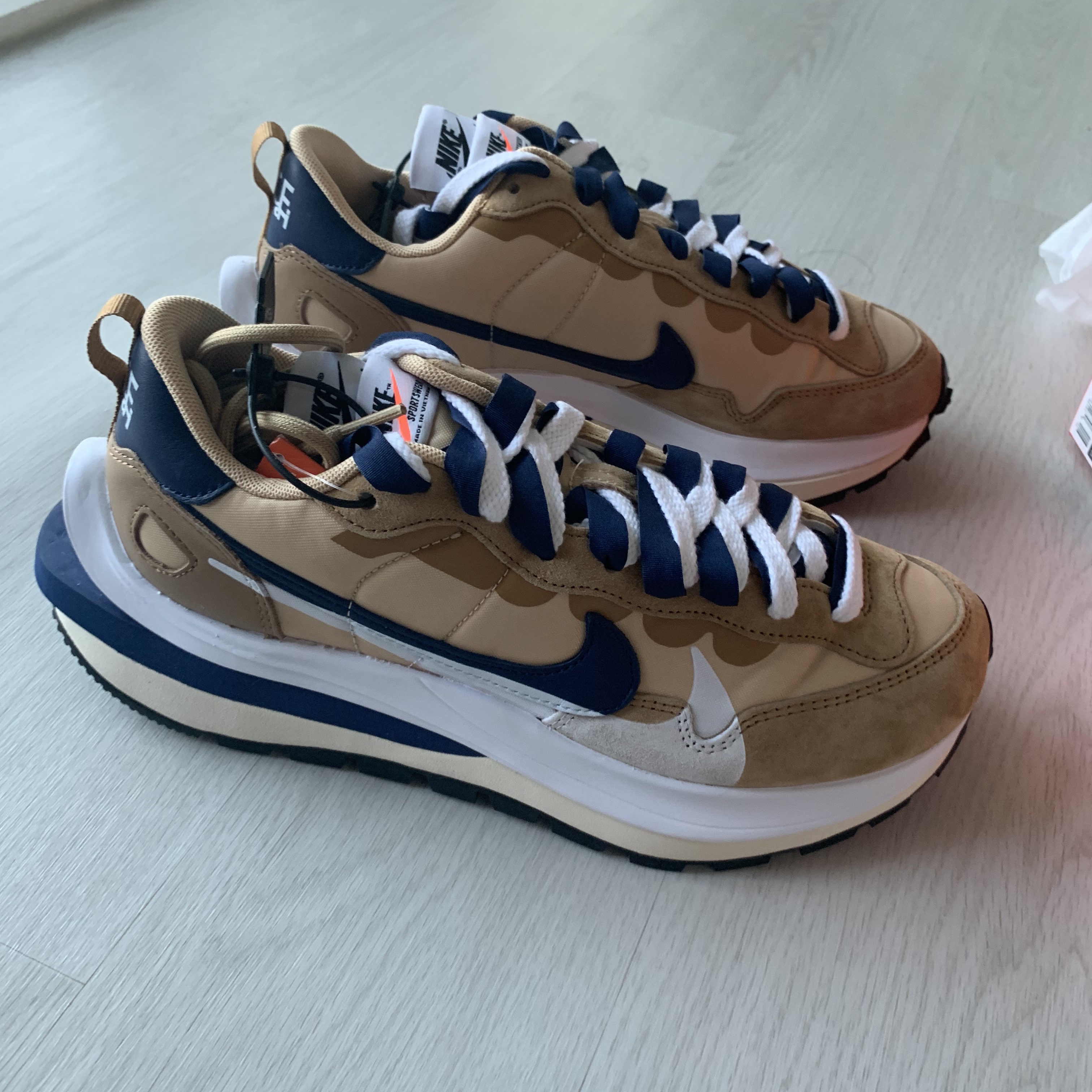 Nike x Sacai VaporWaffle Sesame and Blue Void 착용 스타일 - 1