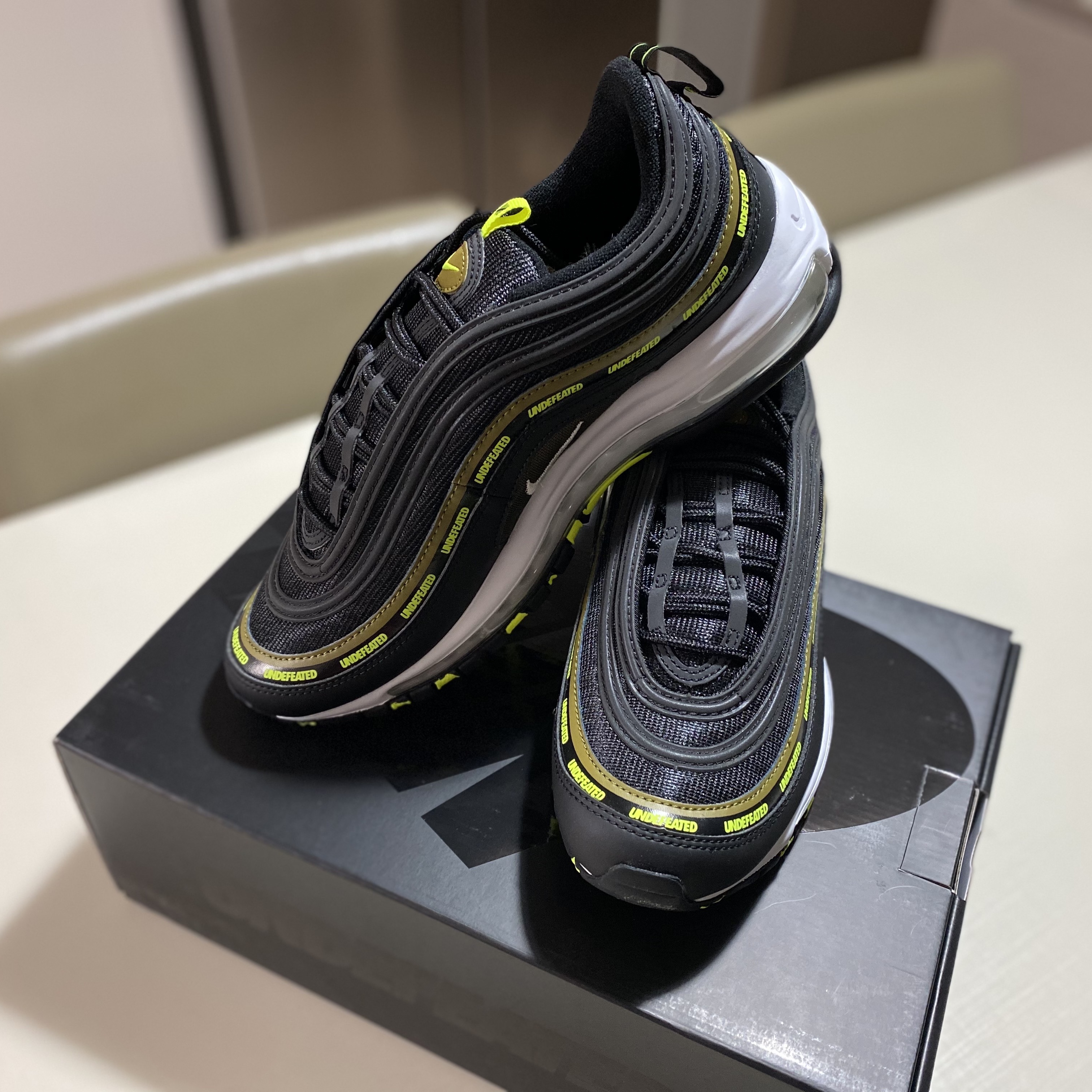 Nike x Undefeated Air Max 97 Militia Green, Jordan 1 Mid Black Hyper Royal 착용 스타일 - 3